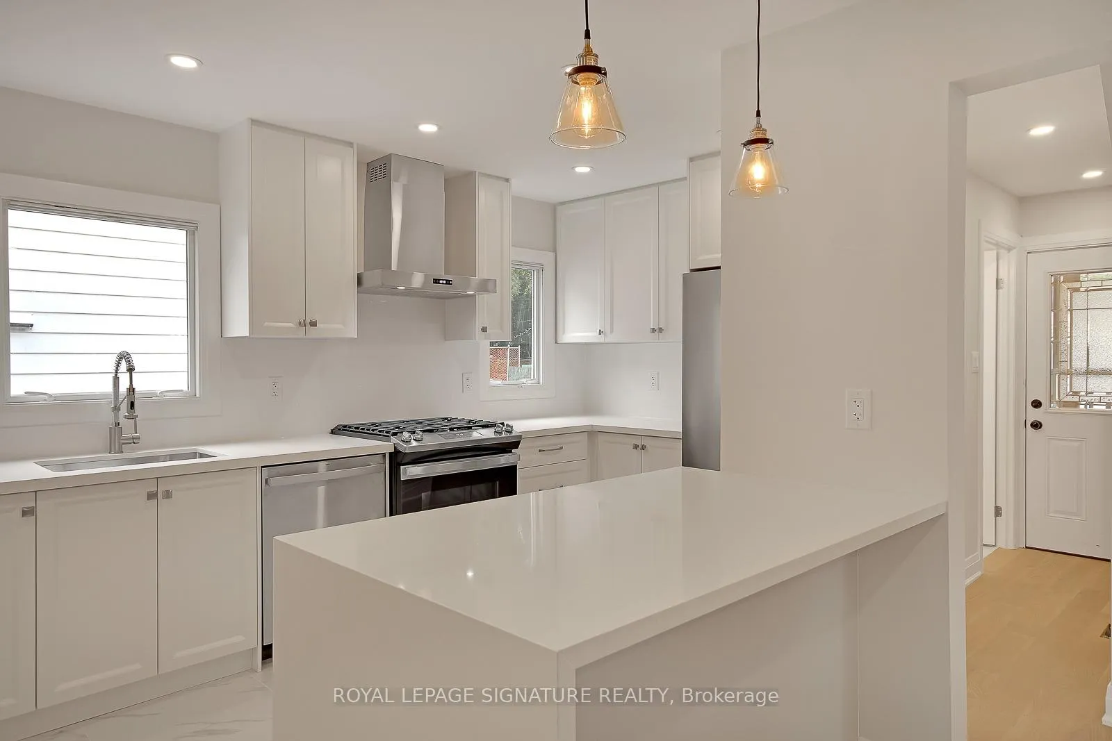 Photo 4 of 17 Uno Drive, Etobicoke, Stonegate-Queensway — HOMEH
