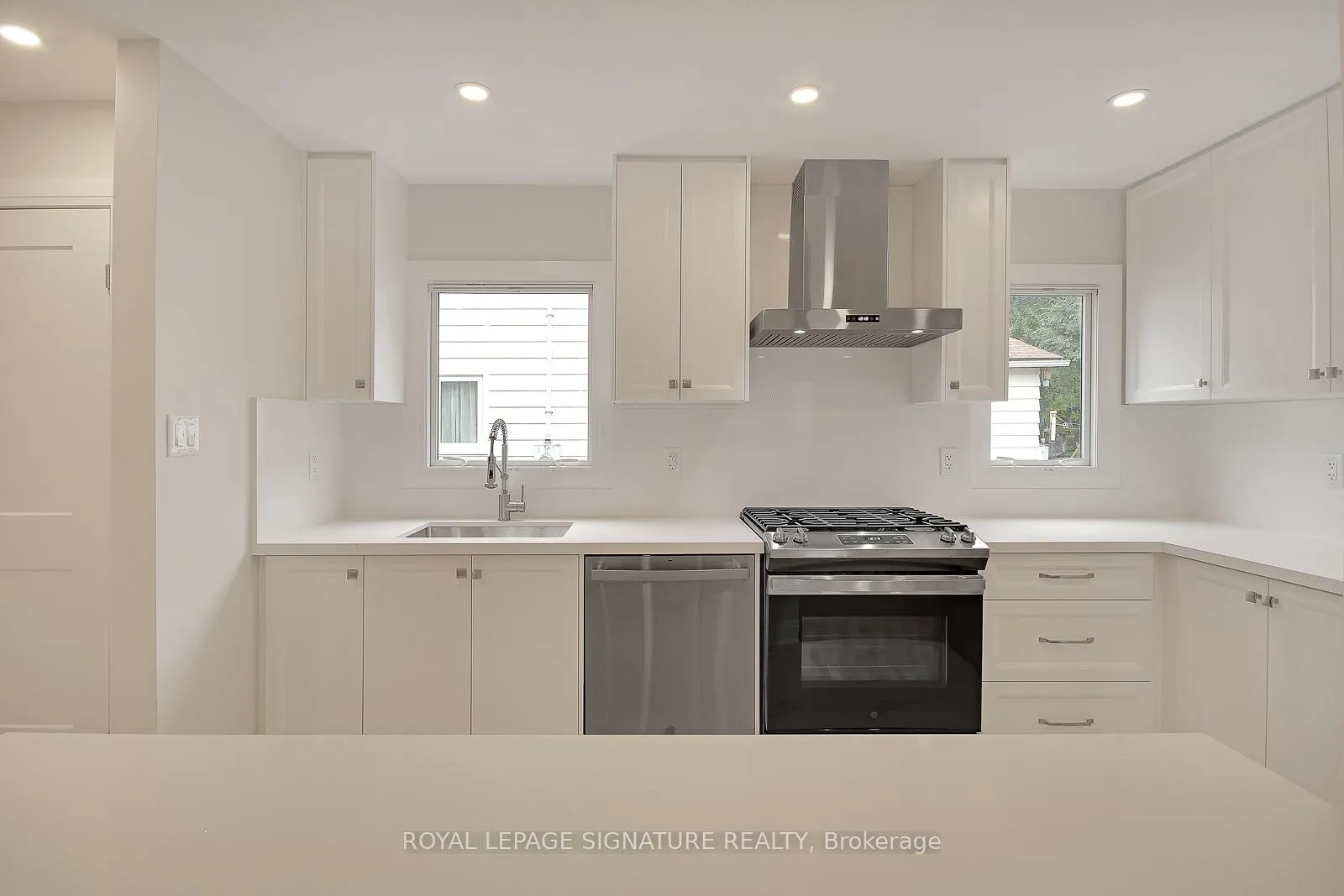 Photo 5 of 17 Uno Drive, Etobicoke, Stonegate-Queensway — HOMEH