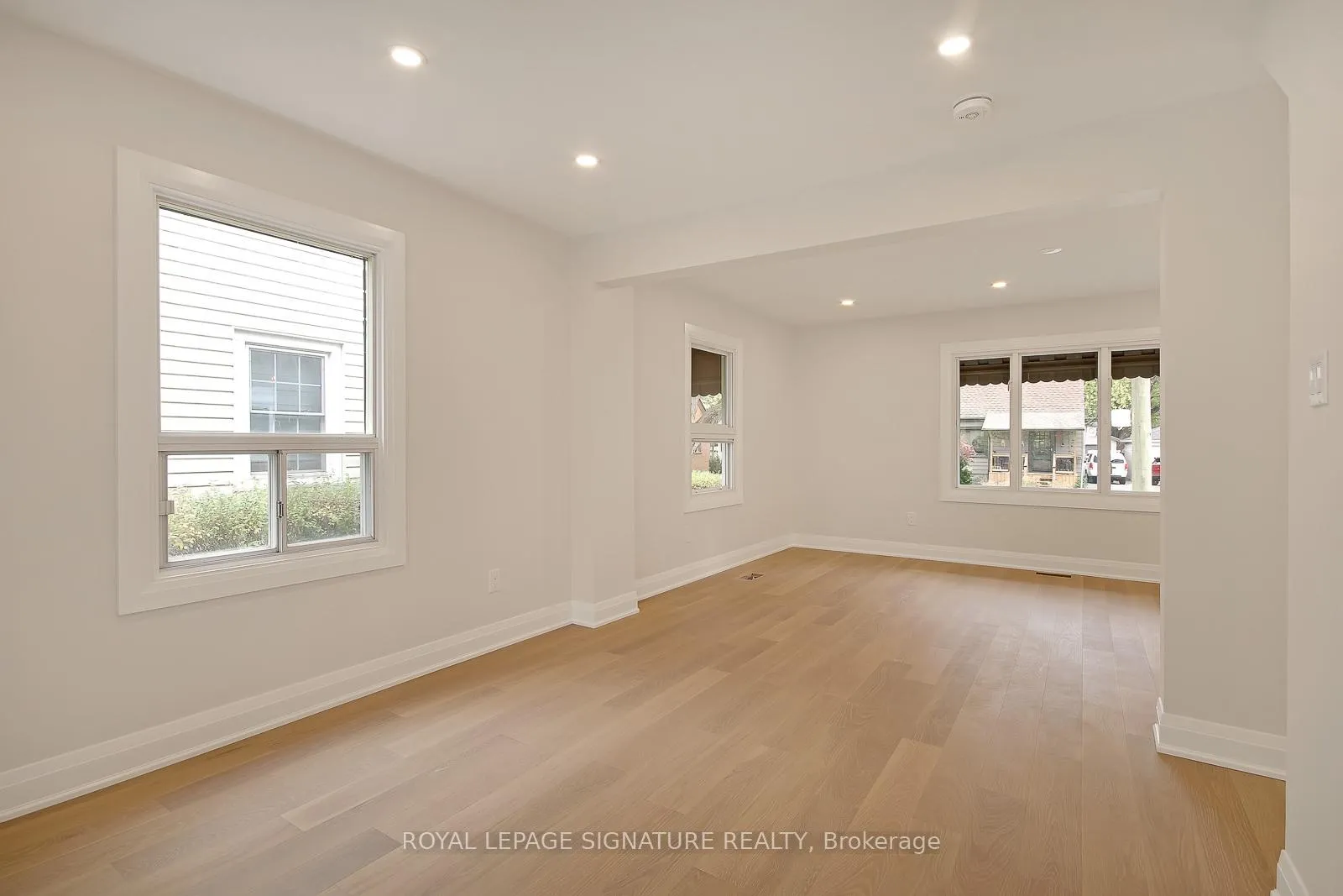 Photo 9 of 17 Uno Drive, Etobicoke, Stonegate-Queensway — HOMEH