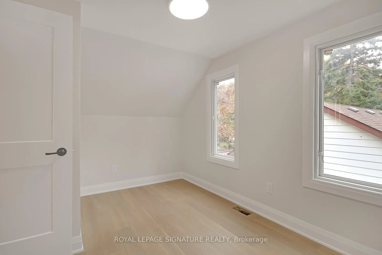 Photo 10 of 17 Uno Drive, Etobicoke, Stonegate-Queensway — HOMEH