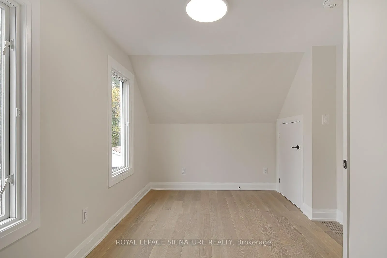 Photo 11 of 17 Uno Drive, Etobicoke, Stonegate-Queensway — HOMEH