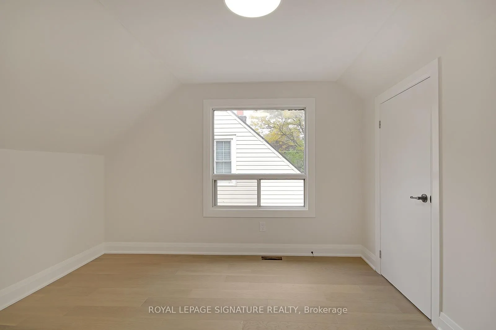 Photo 12 of 17 Uno Drive, Etobicoke, Stonegate-Queensway — HOMEH