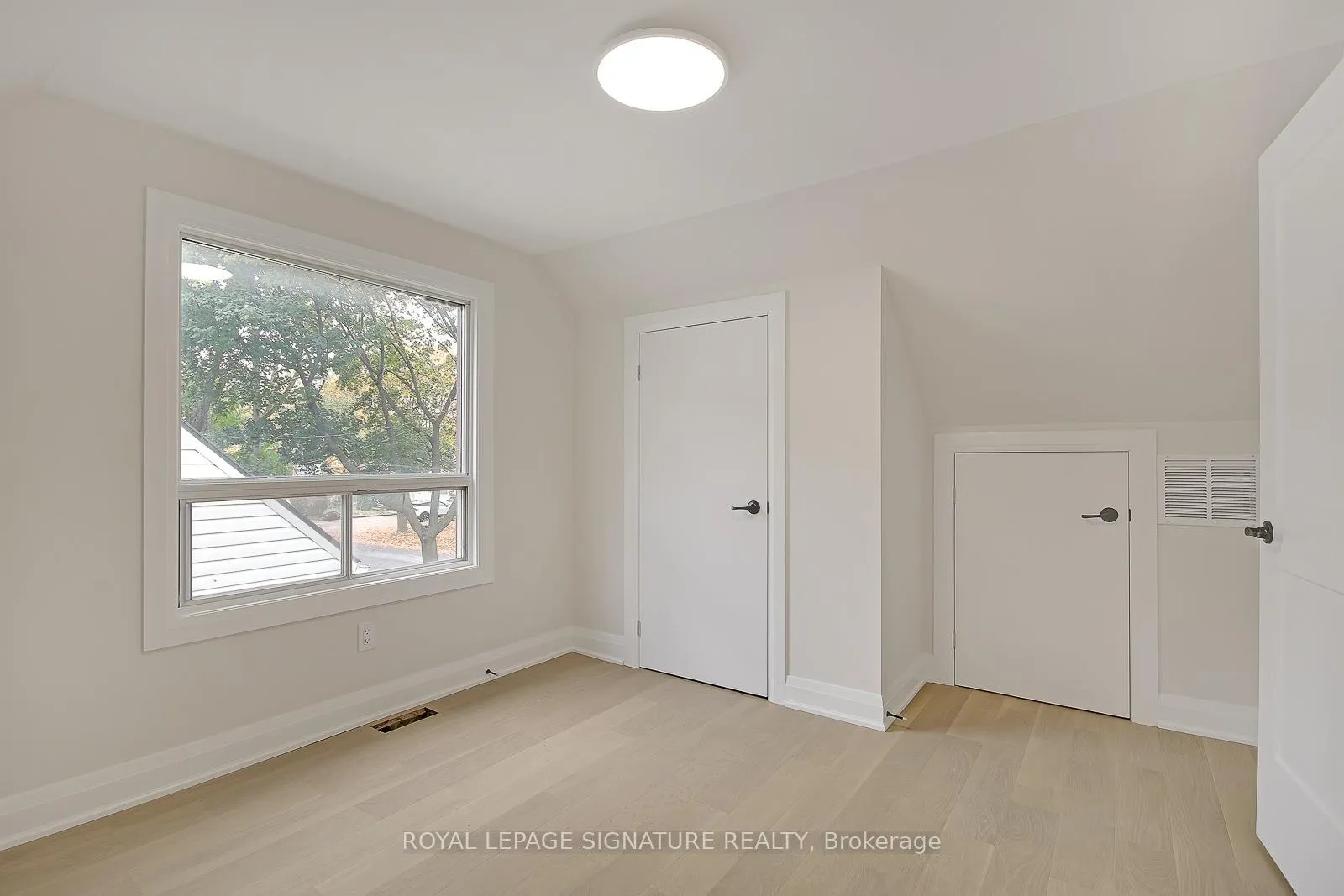 Photo 13 of 17 Uno Drive, Etobicoke, Stonegate-Queensway — HOMEH