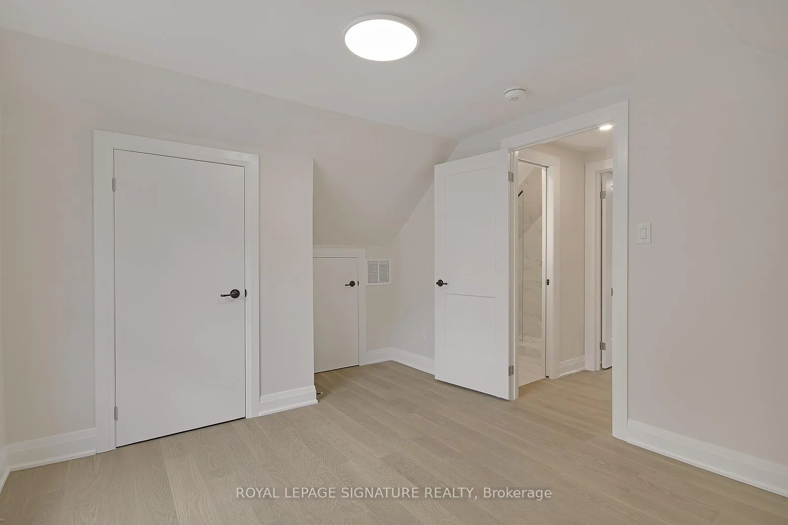 Photo 14 of 17 Uno Drive, Etobicoke, Stonegate-Queensway — HOMEH