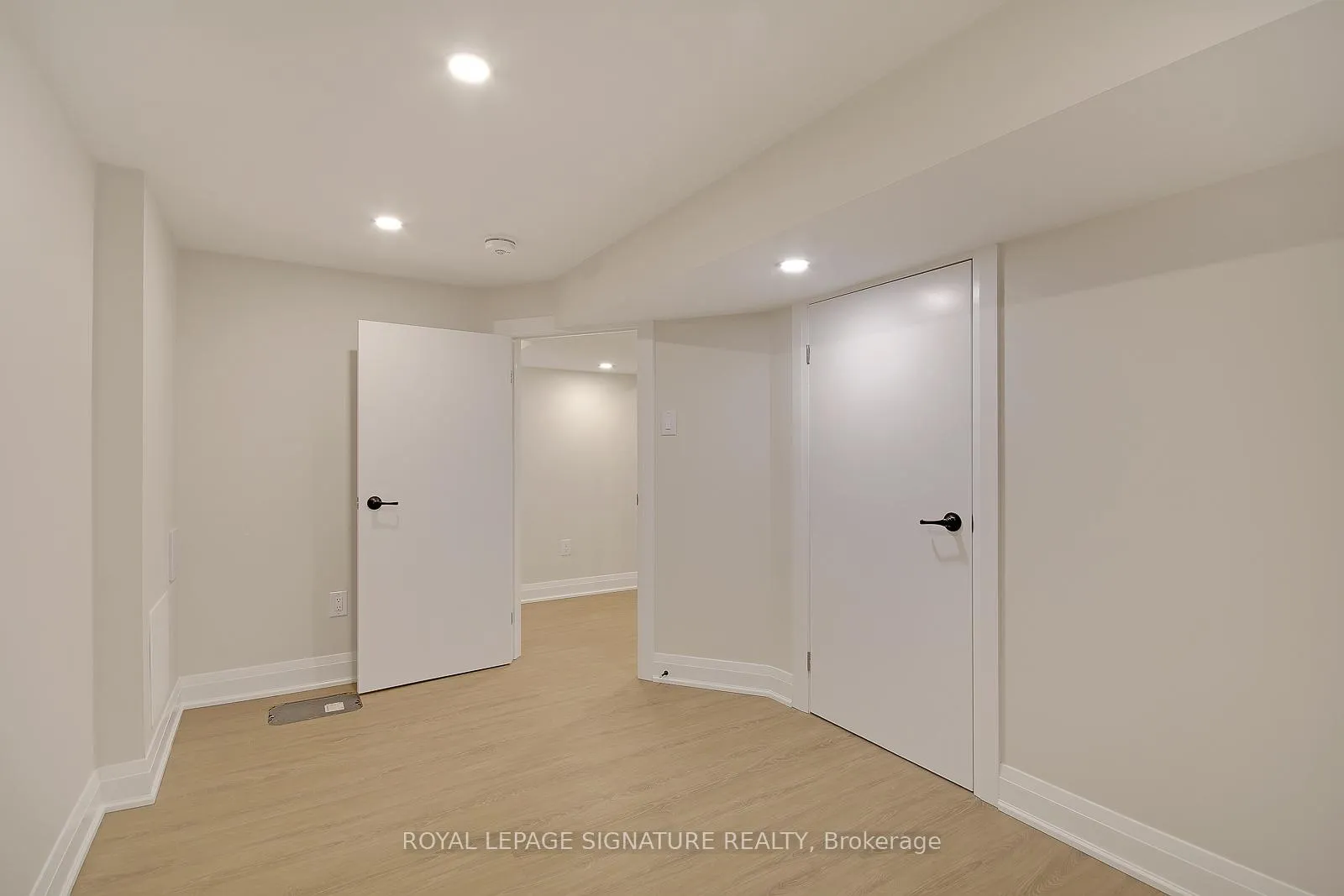 Photo 16 of 17 Uno Drive, Etobicoke, Stonegate-Queensway — HOMEH