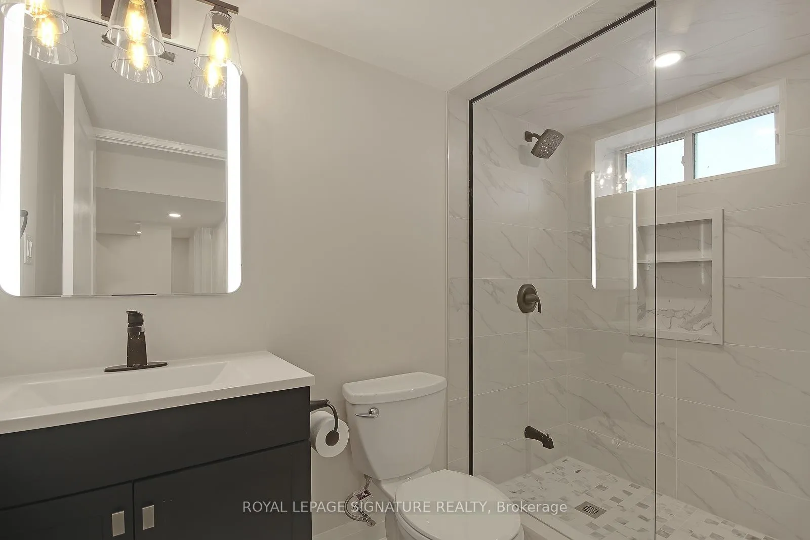 Photo 20 of 17 Uno Drive, Etobicoke, Stonegate-Queensway — HOMEH