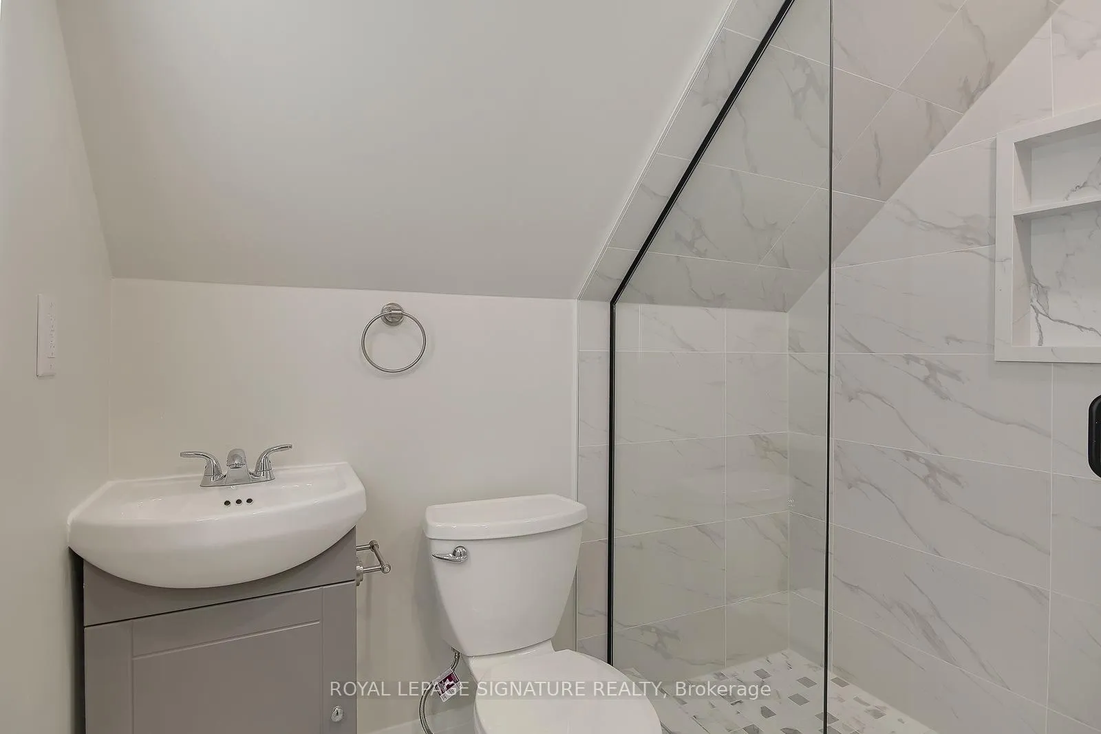 Photo 21 of 17 Uno Drive, Etobicoke, Stonegate-Queensway — HOMEH