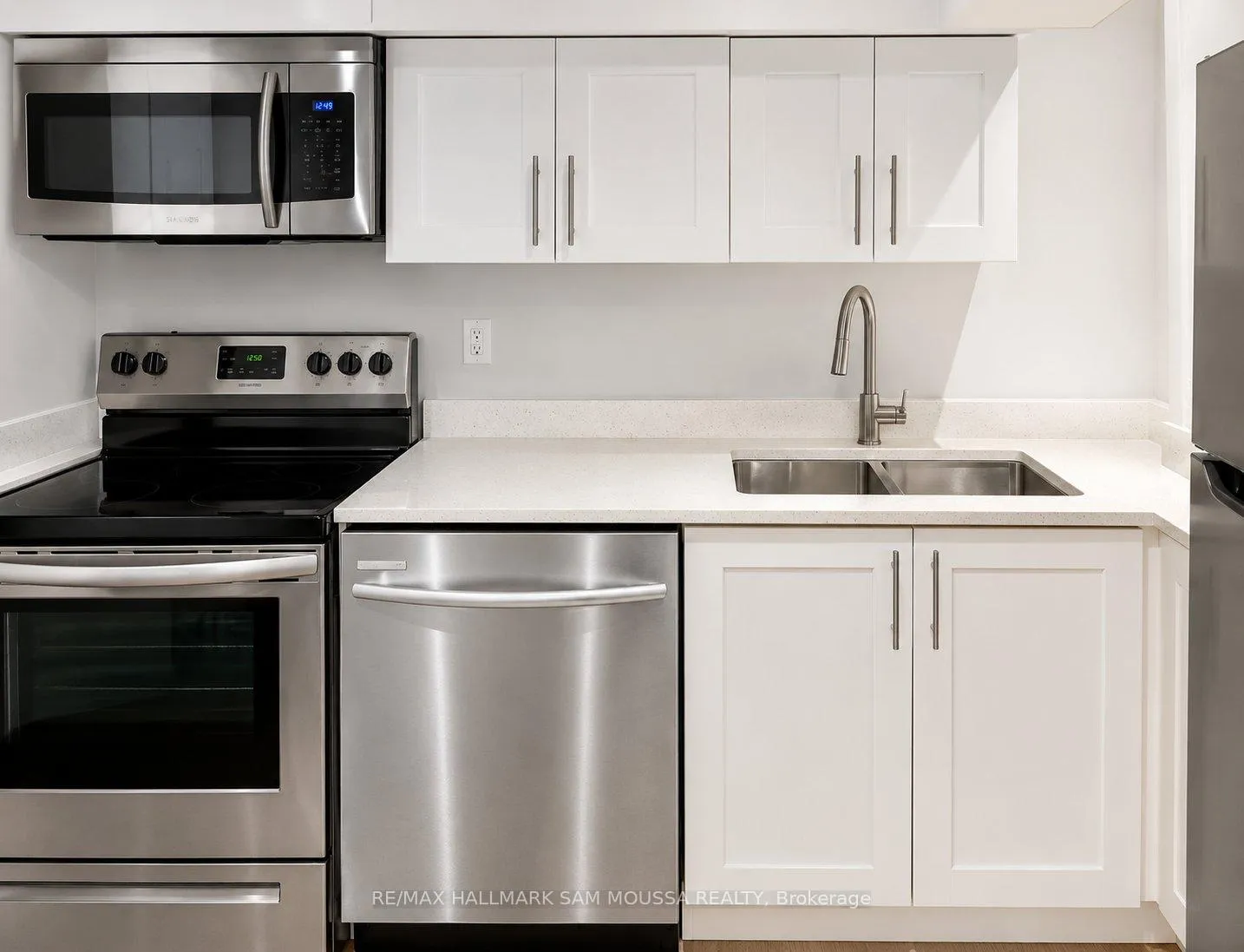 Photo 3 of Unit Unit 2, 1407 Baintree Place, Ottawa, Pineview — HOMEH