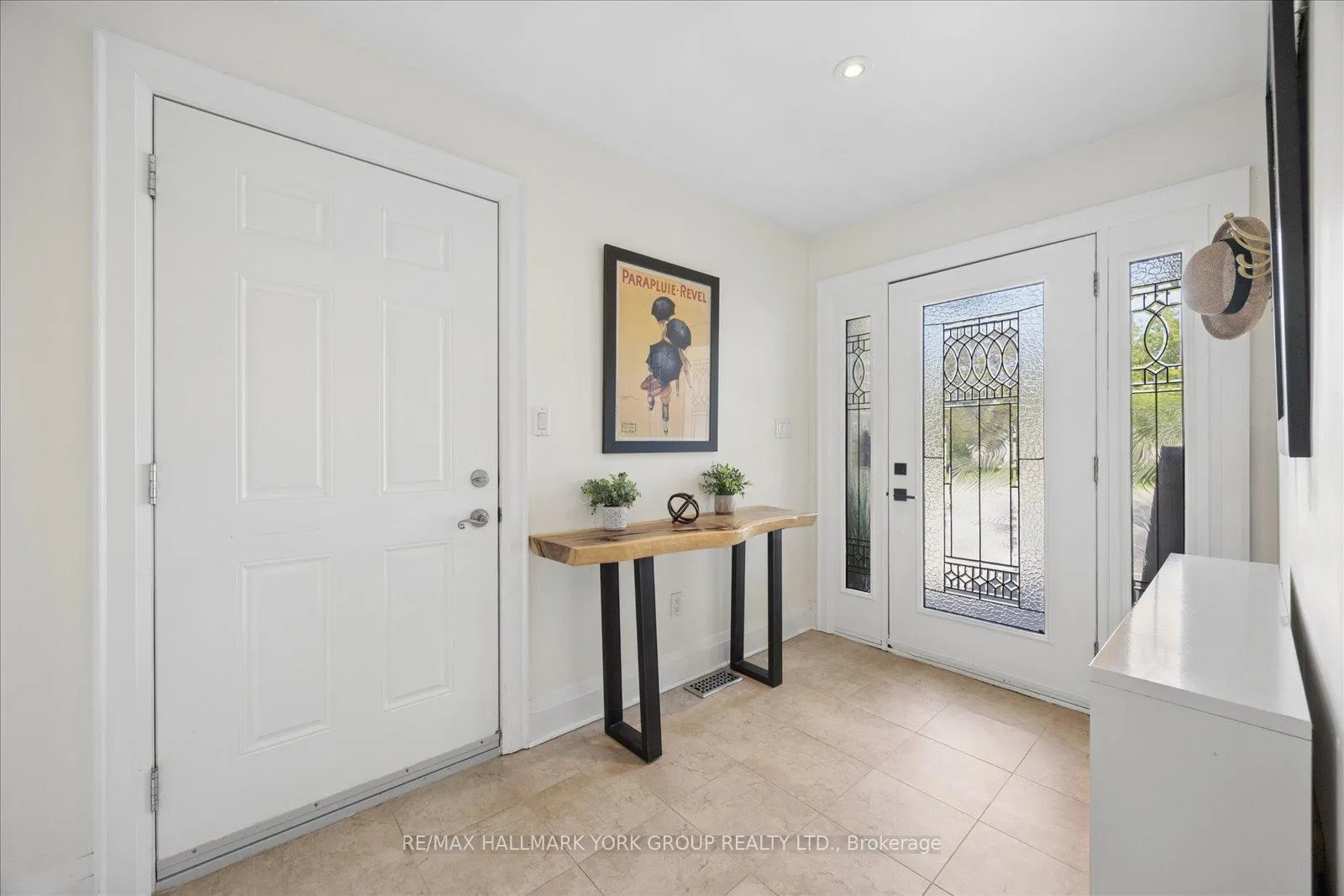 Photo 2 of 45 Foreht Crescent, Aurora, Aurora Heights — HOMEH