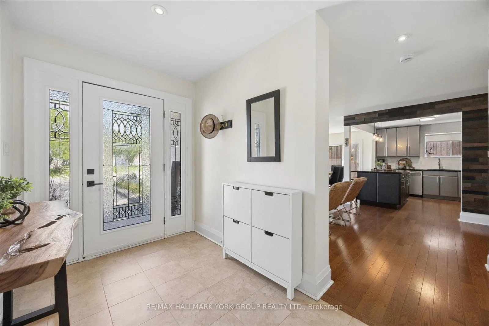 Photo 3 of 45 Foreht Crescent, Aurora, Aurora Heights — HOMEH
