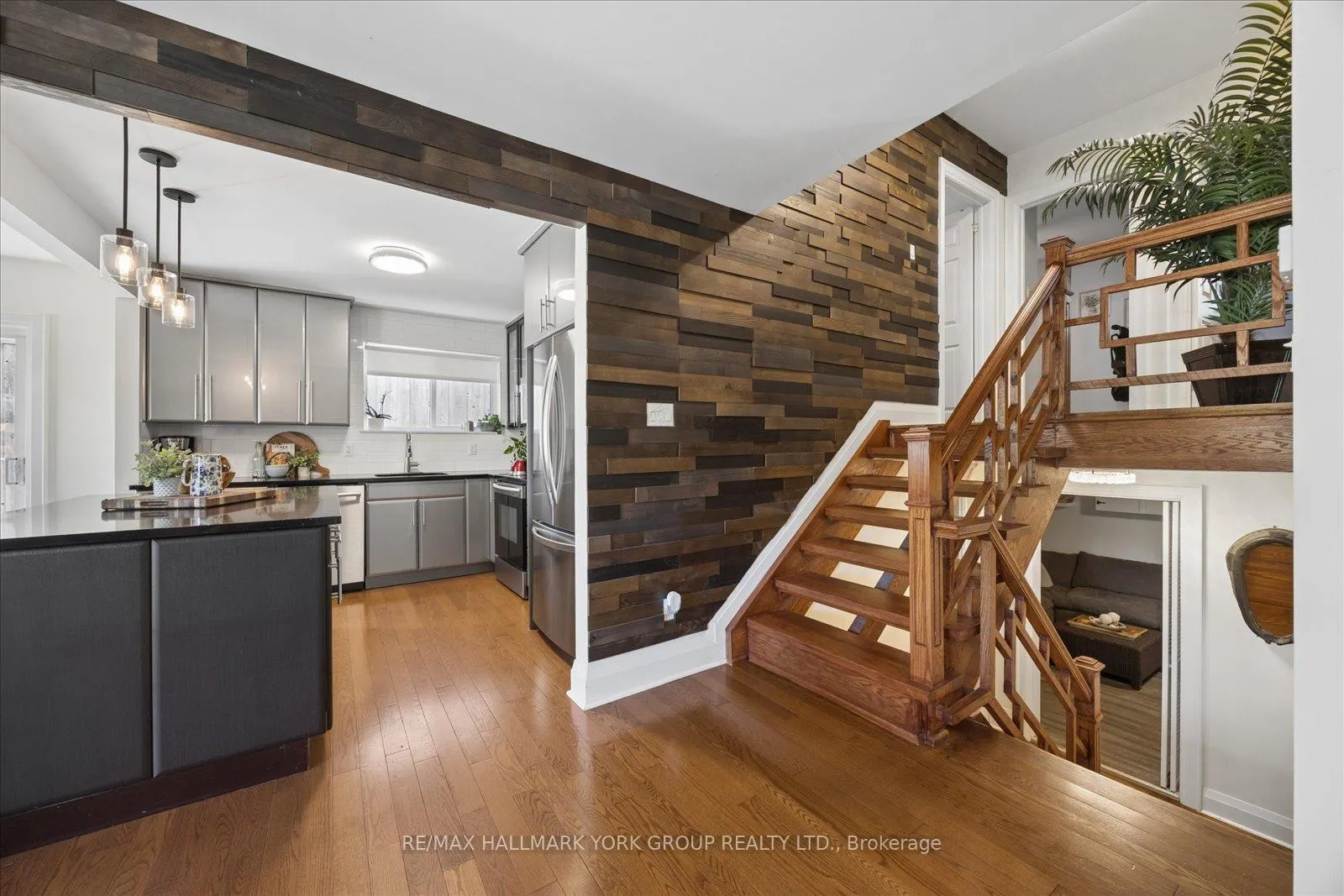 Photo 4 of 45 Foreht Crescent, Aurora, Aurora Heights — HOMEH