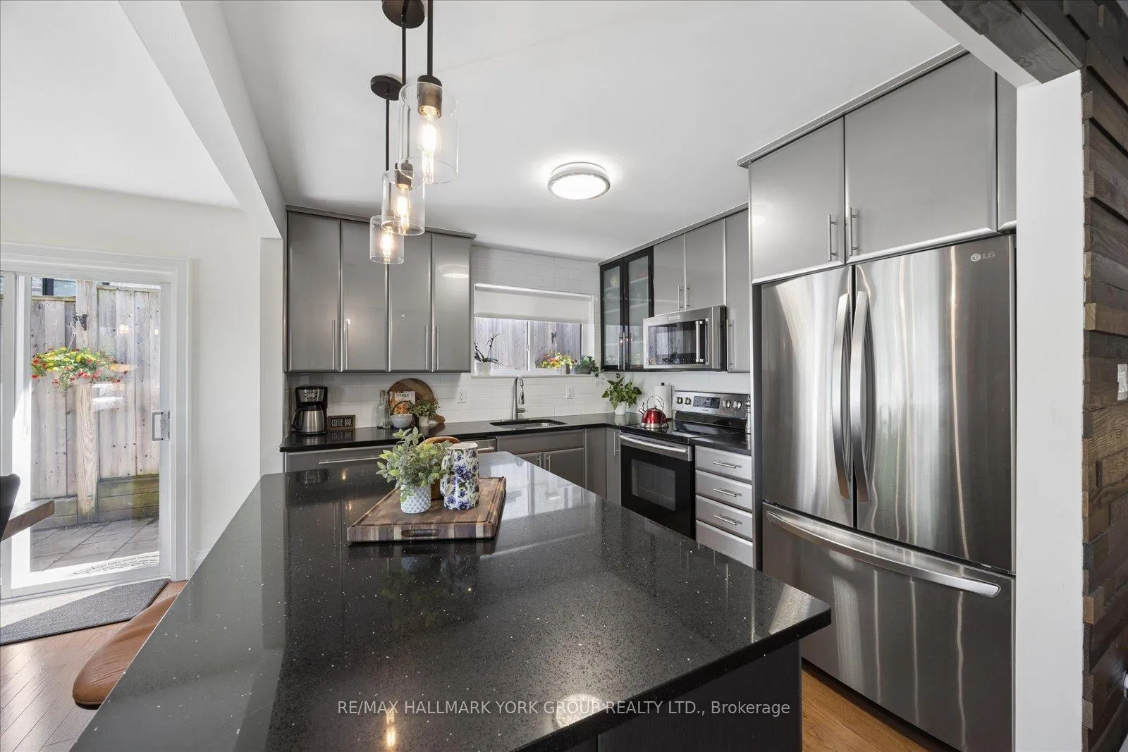 Photo 5 of 45 Foreht Crescent, Aurora, Aurora Heights — HOMEH