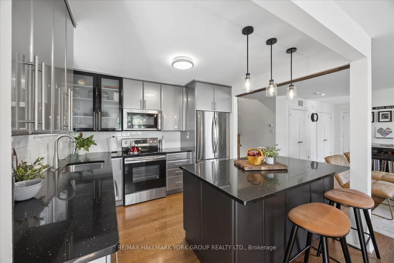Photo 6 of 45 Foreht Crescent, Aurora, Aurora Heights — HOMEH