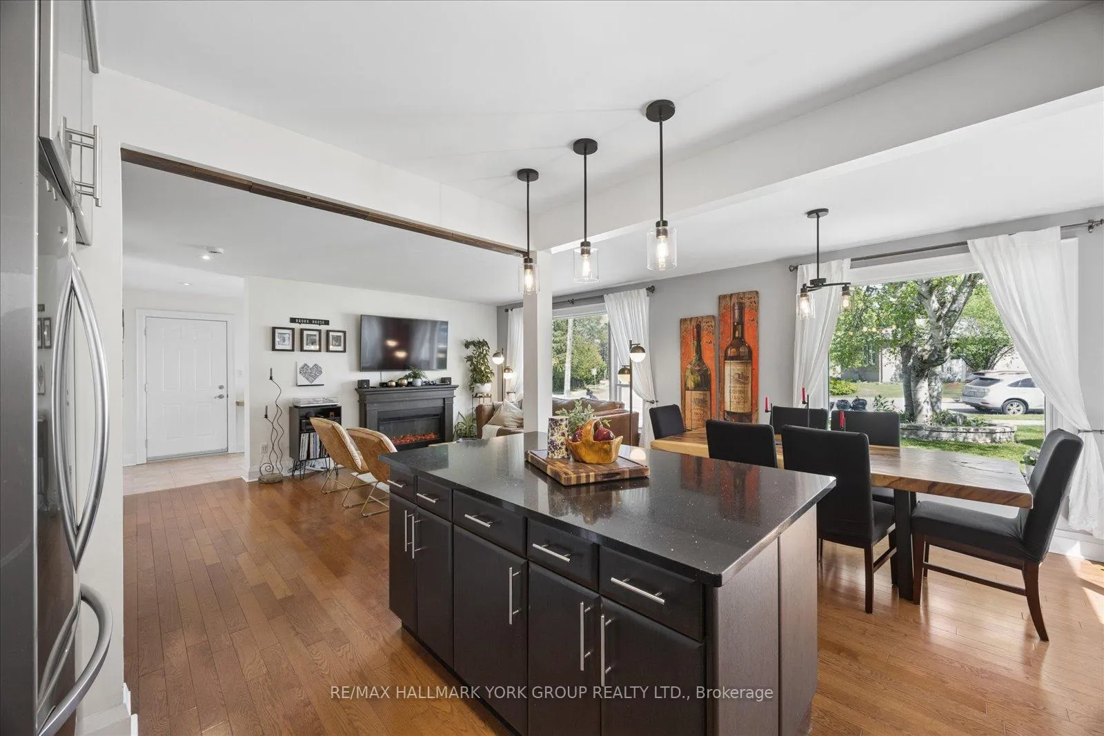 Photo 8 of 45 Foreht Crescent, Aurora, Aurora Heights — HOMEH