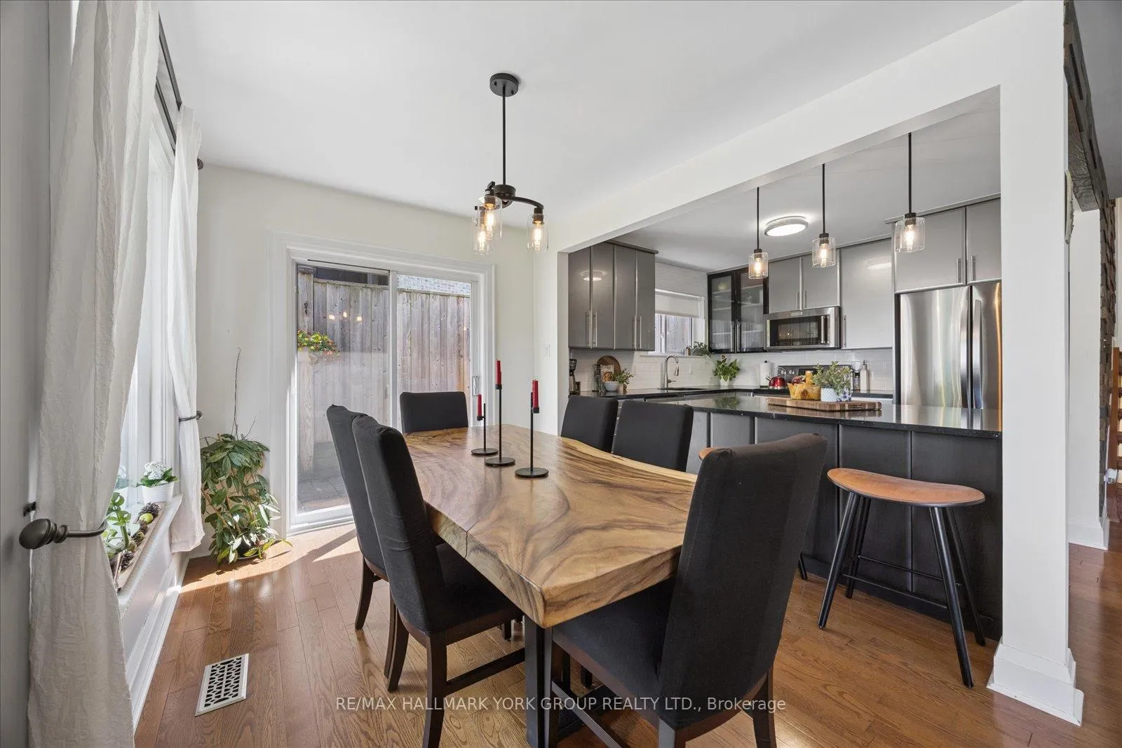 Photo 9 of 45 Foreht Crescent, Aurora, Aurora Heights — HOMEH