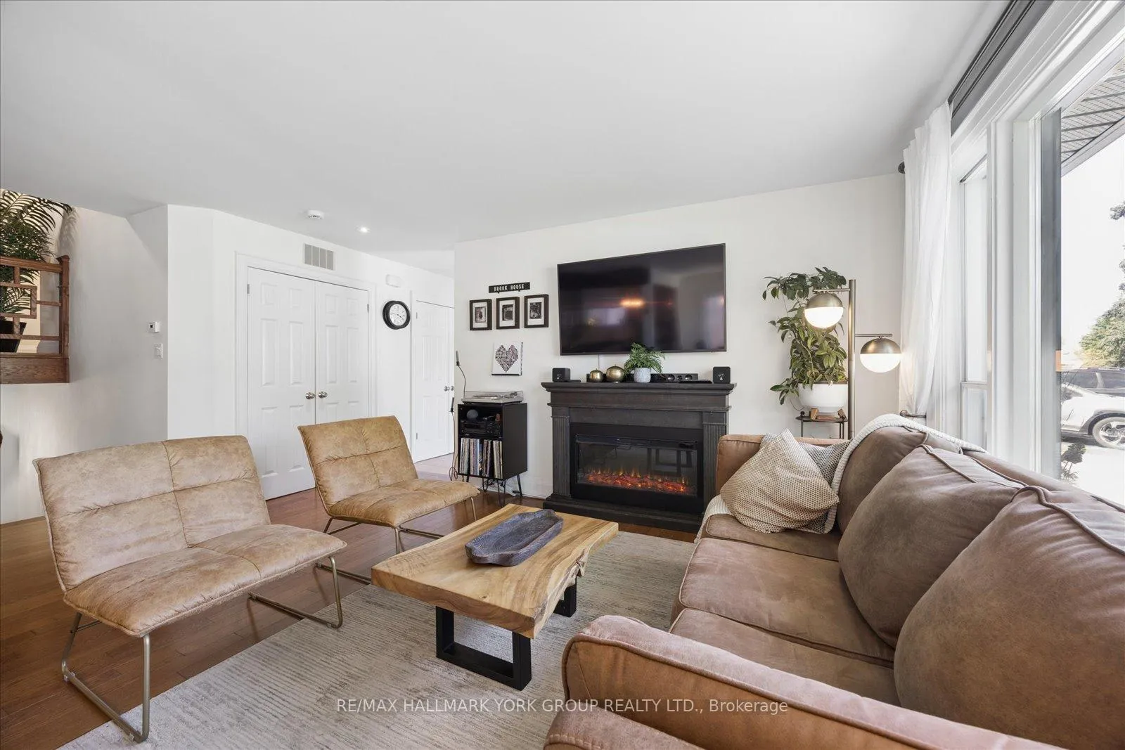 Photo 12 of 45 Foreht Crescent, Aurora, Aurora Heights — HOMEH