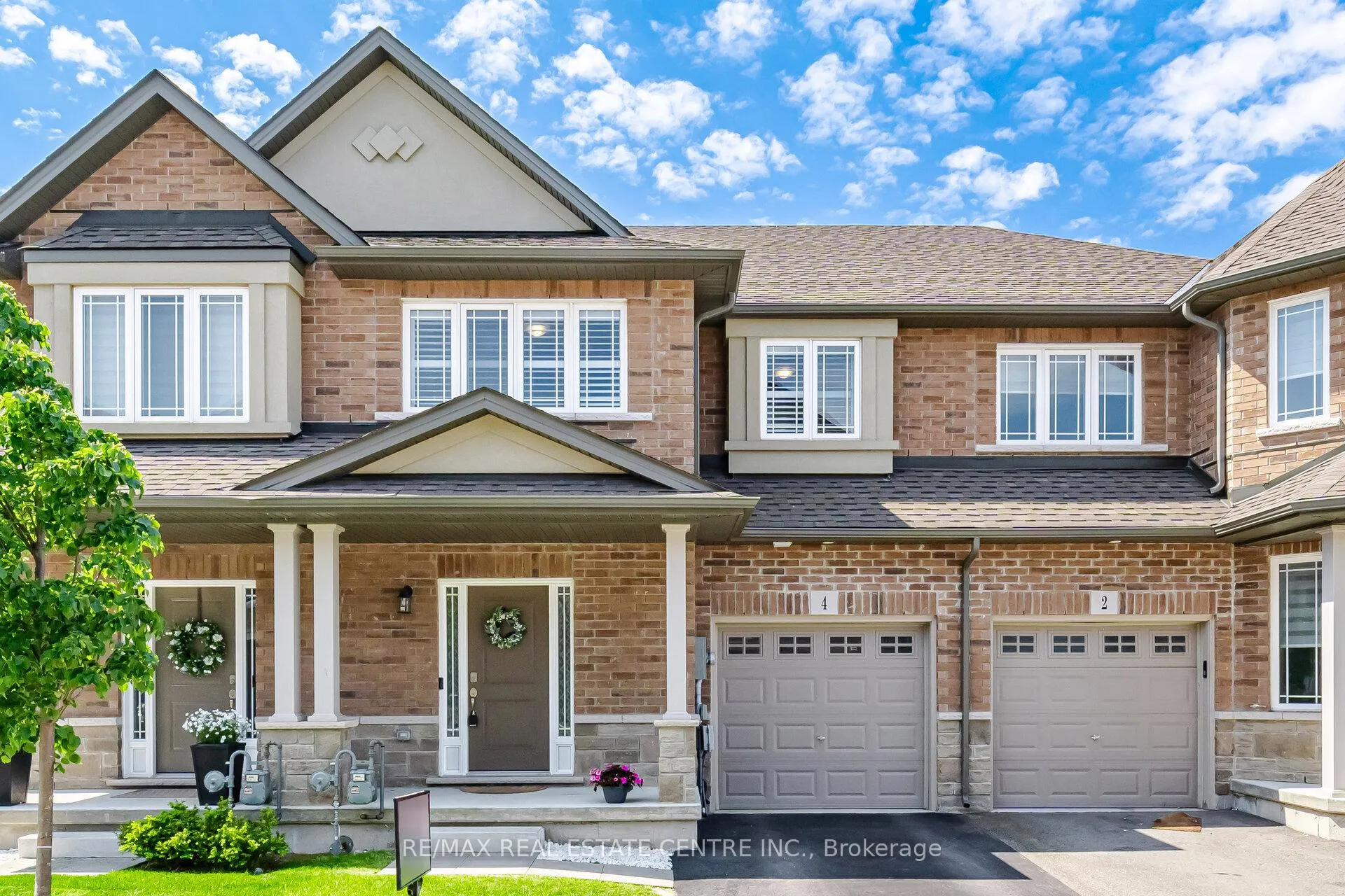Front of 4 Laguna Village Crescent
