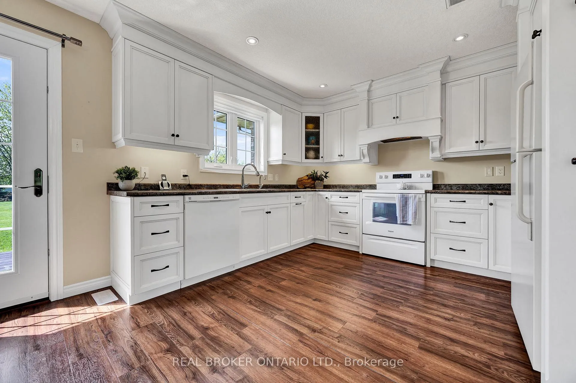 Photo 10 of 7826 Colonial Drive, Perth East, Milverton — HOMEH