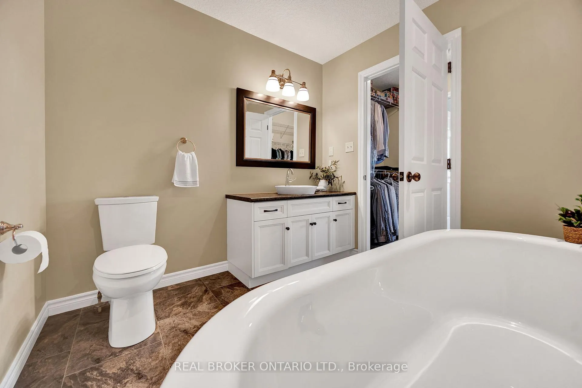 Photo 16 of 7826 Colonial Drive, Perth East, Milverton — HOMEH