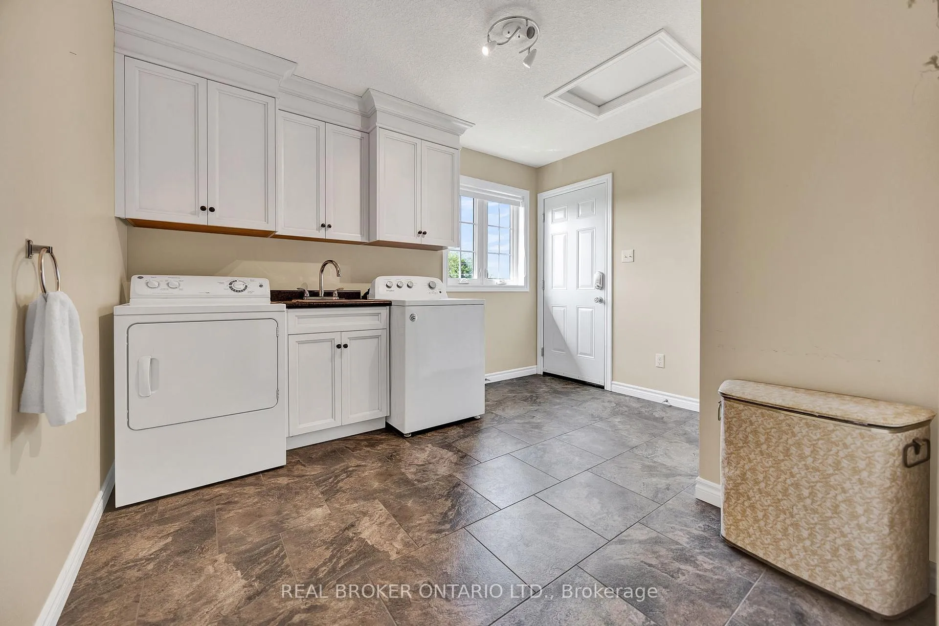 Photo 17 of 7826 Colonial Drive, Perth East, Milverton — HOMEH