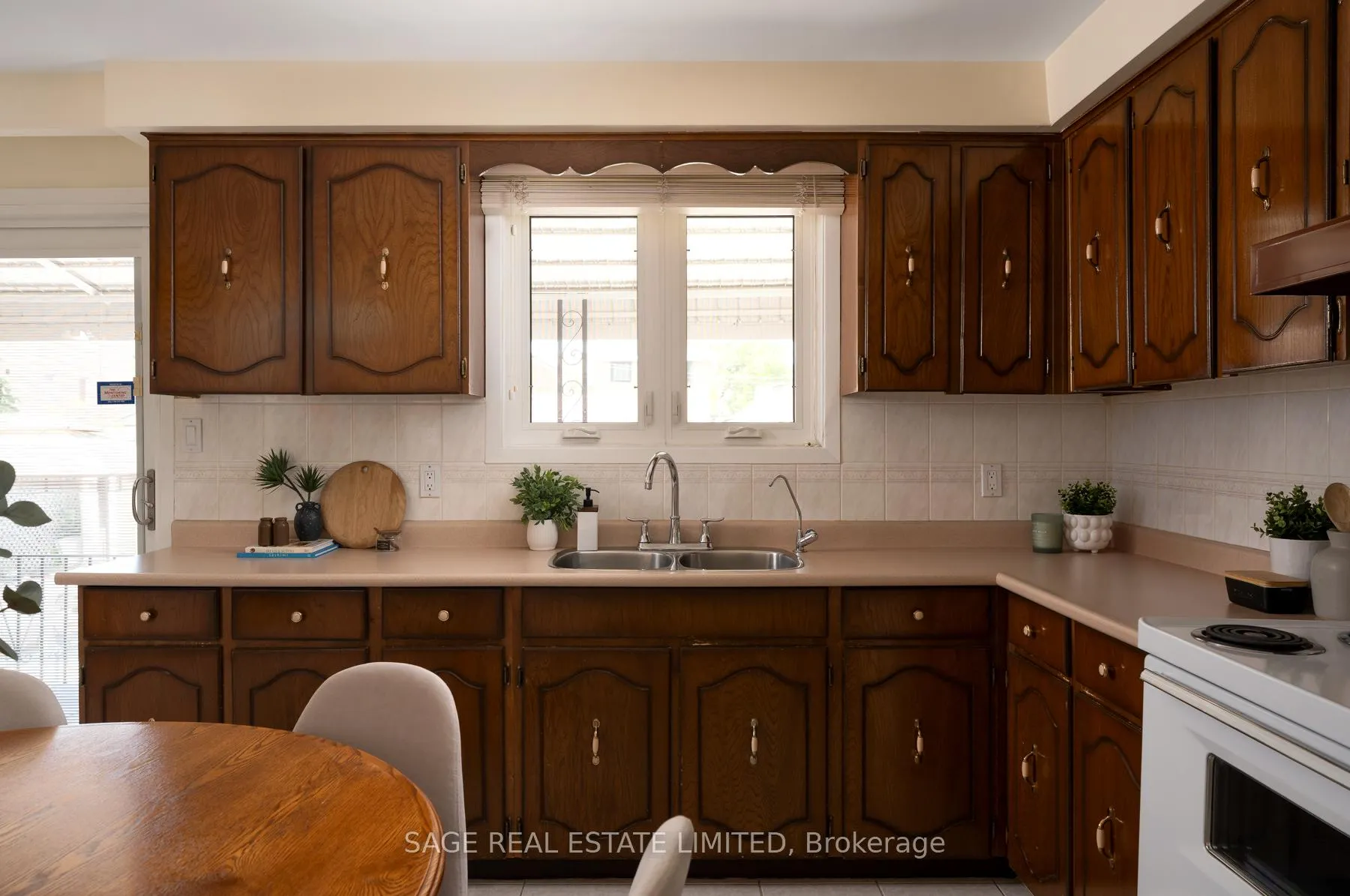 Photo 14 of 22 East Drive E, Toronto, Rockcliffe-Smythe — HOMEH