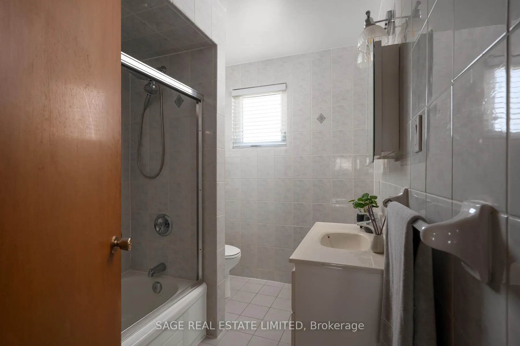 Photo 18 of 22 East Drive E, Toronto, Rockcliffe-Smythe — HOMEH