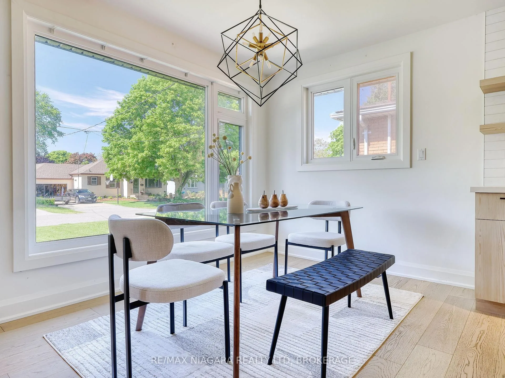 Photo 7 of 28 Silverdale Drive, St. Catharines, Vine/Linwell — HOMEH