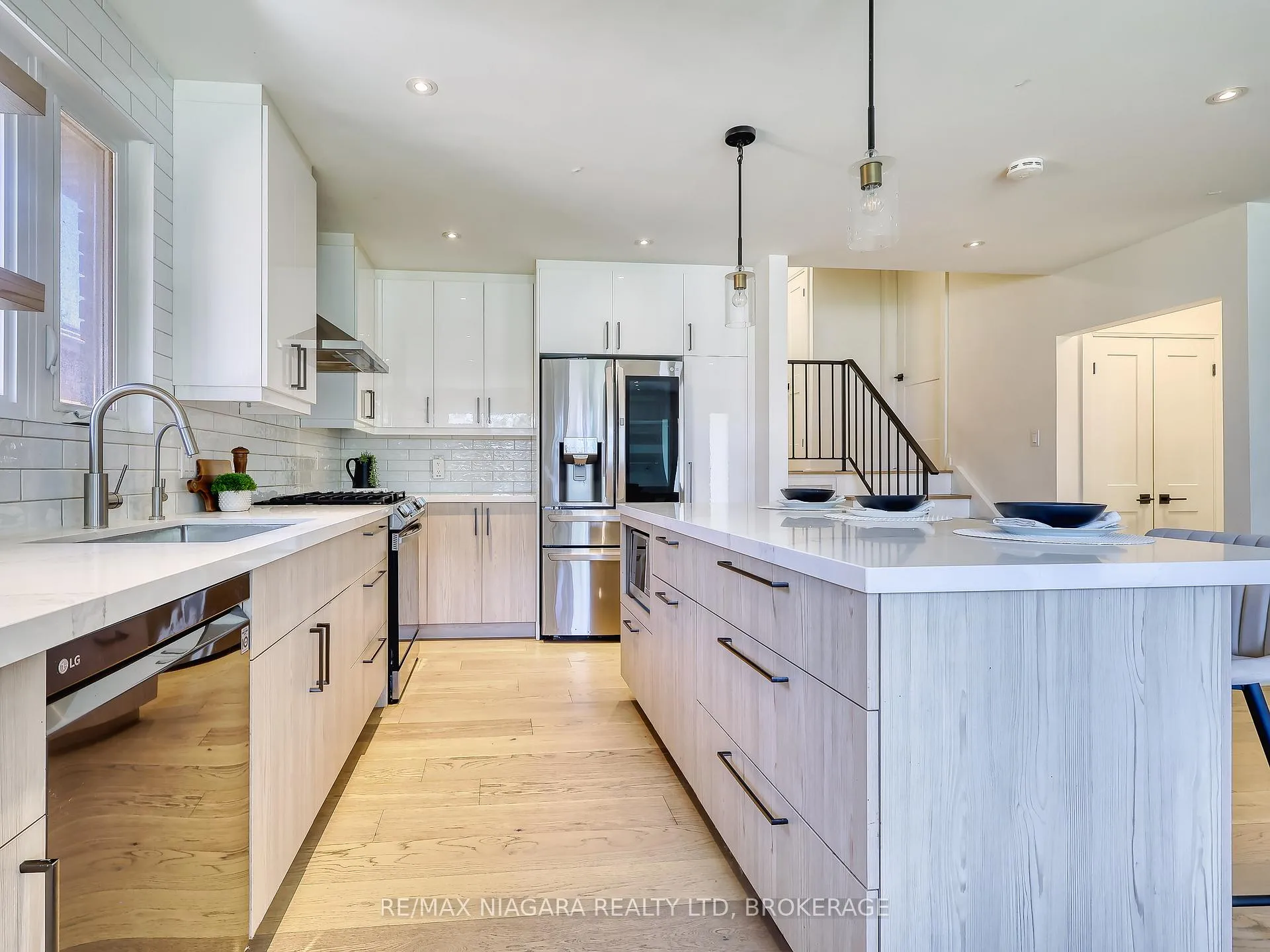 Photo 8 of 28 Silverdale Drive, St. Catharines, Vine/Linwell — HOMEH
