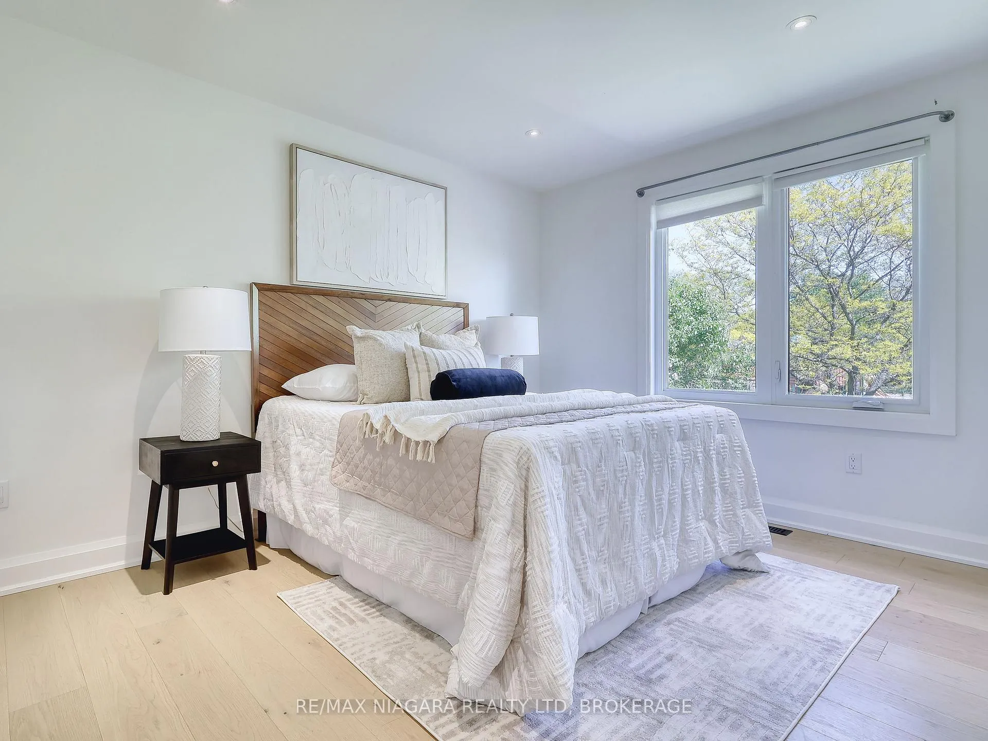 Photo 10 of 28 Silverdale Drive, St. Catharines, Vine/Linwell — HOMEH