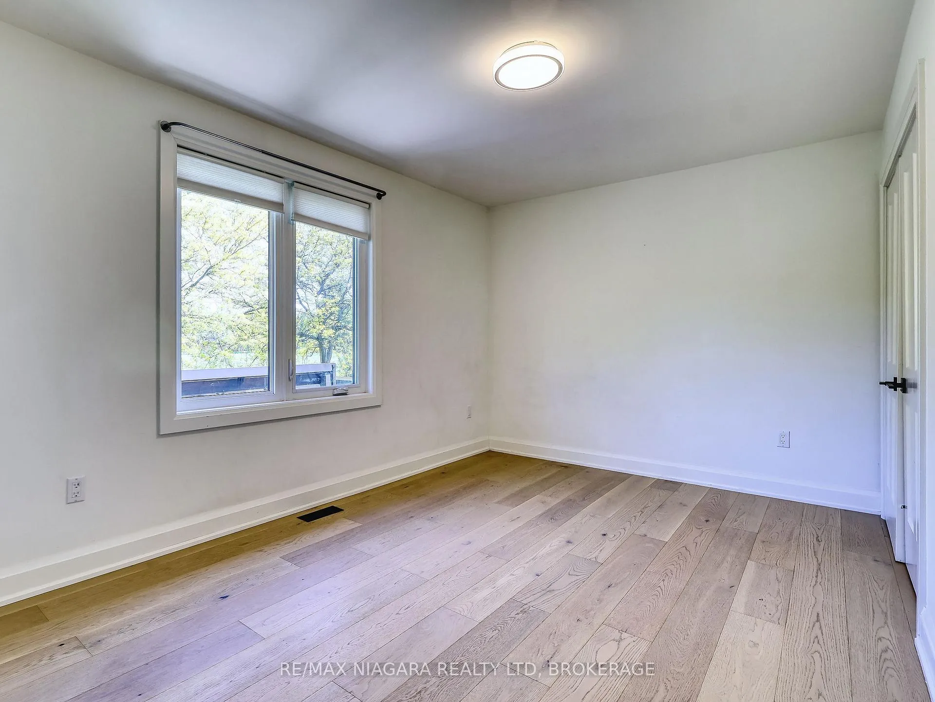 Photo 11 of 28 Silverdale Drive, St. Catharines, Vine/Linwell — HOMEH