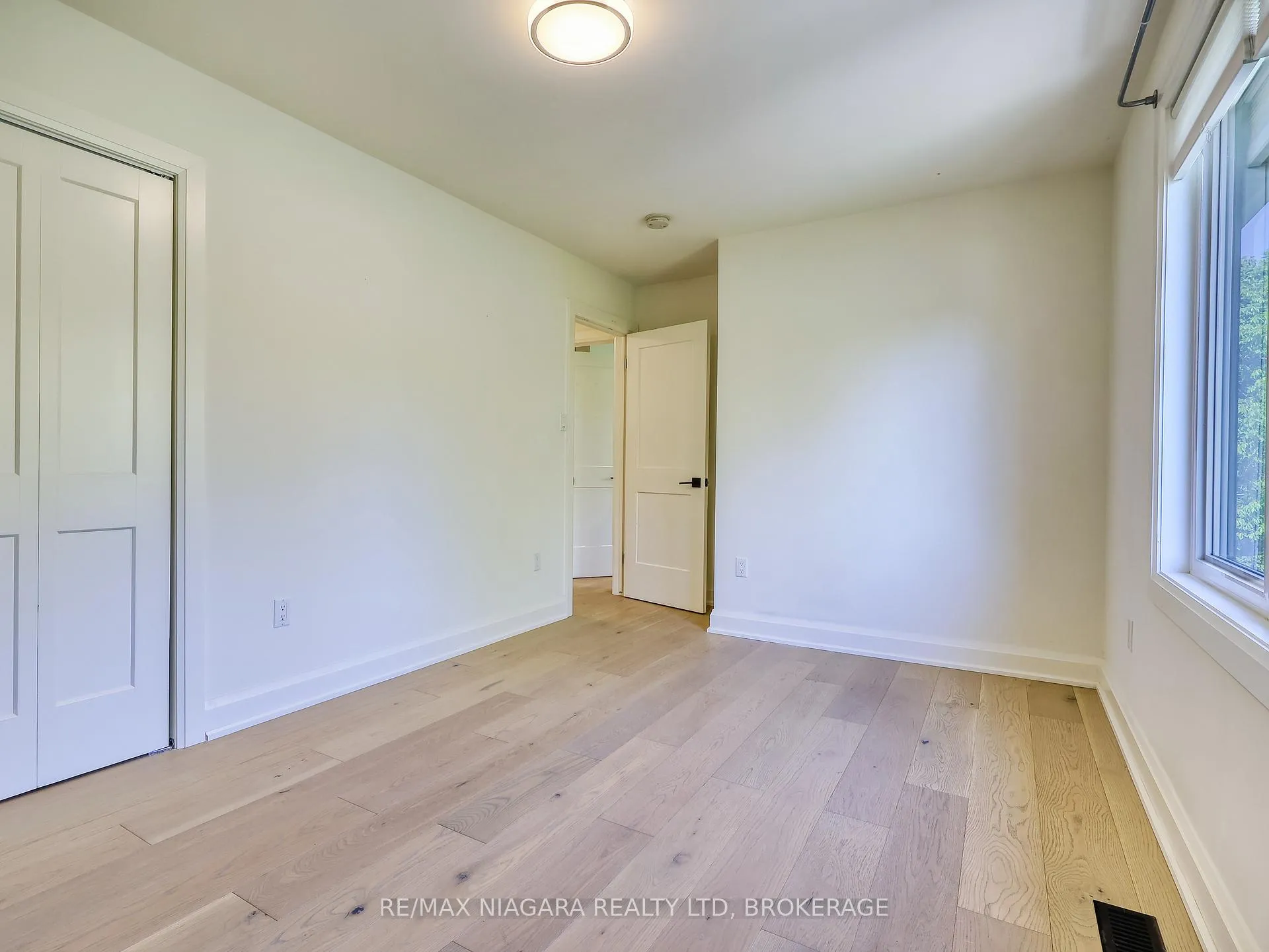 Photo 12 of 28 Silverdale Drive, St. Catharines, Vine/Linwell — HOMEH