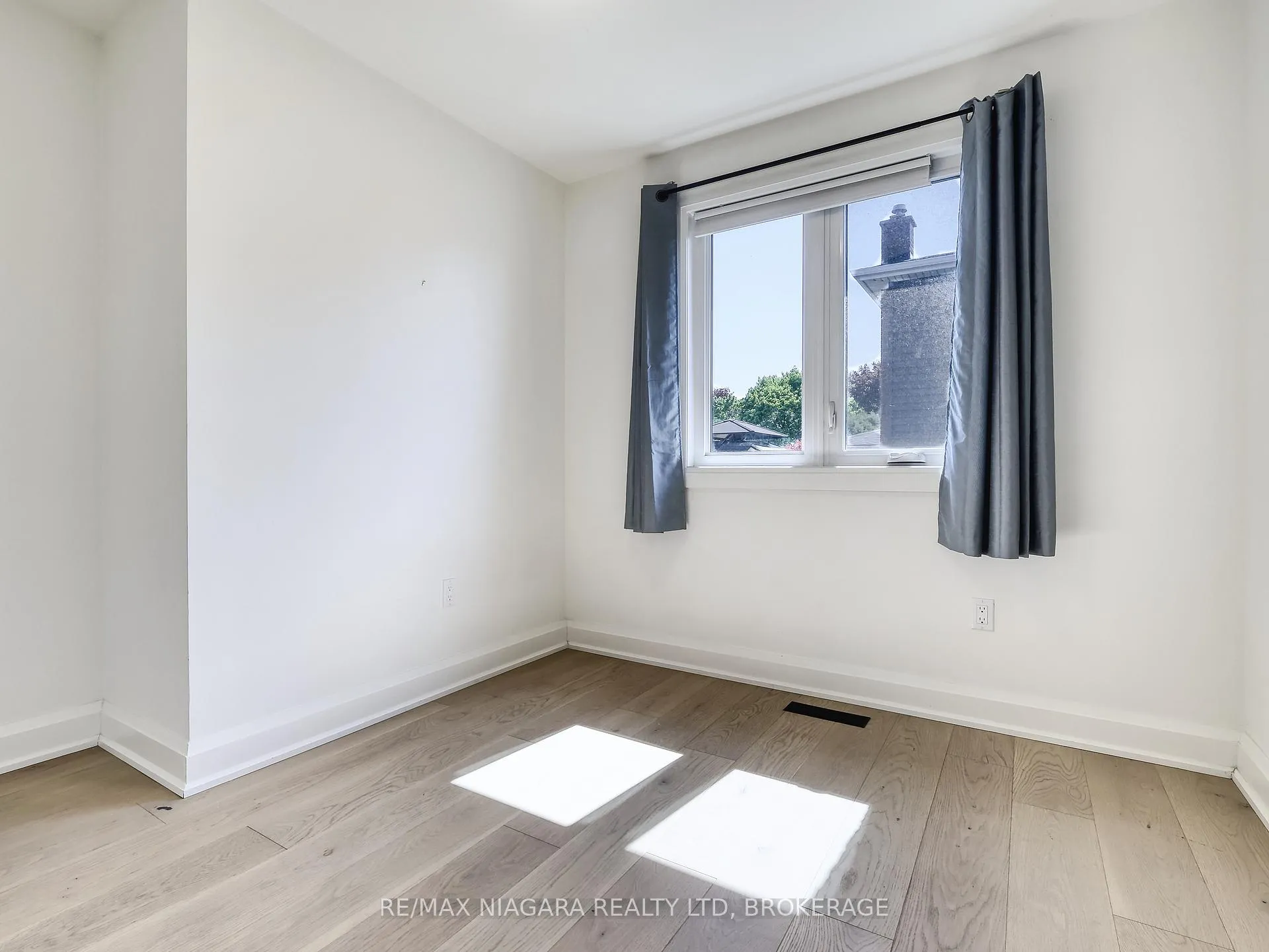 Photo 13 of 28 Silverdale Drive, St. Catharines, Vine/Linwell — HOMEH