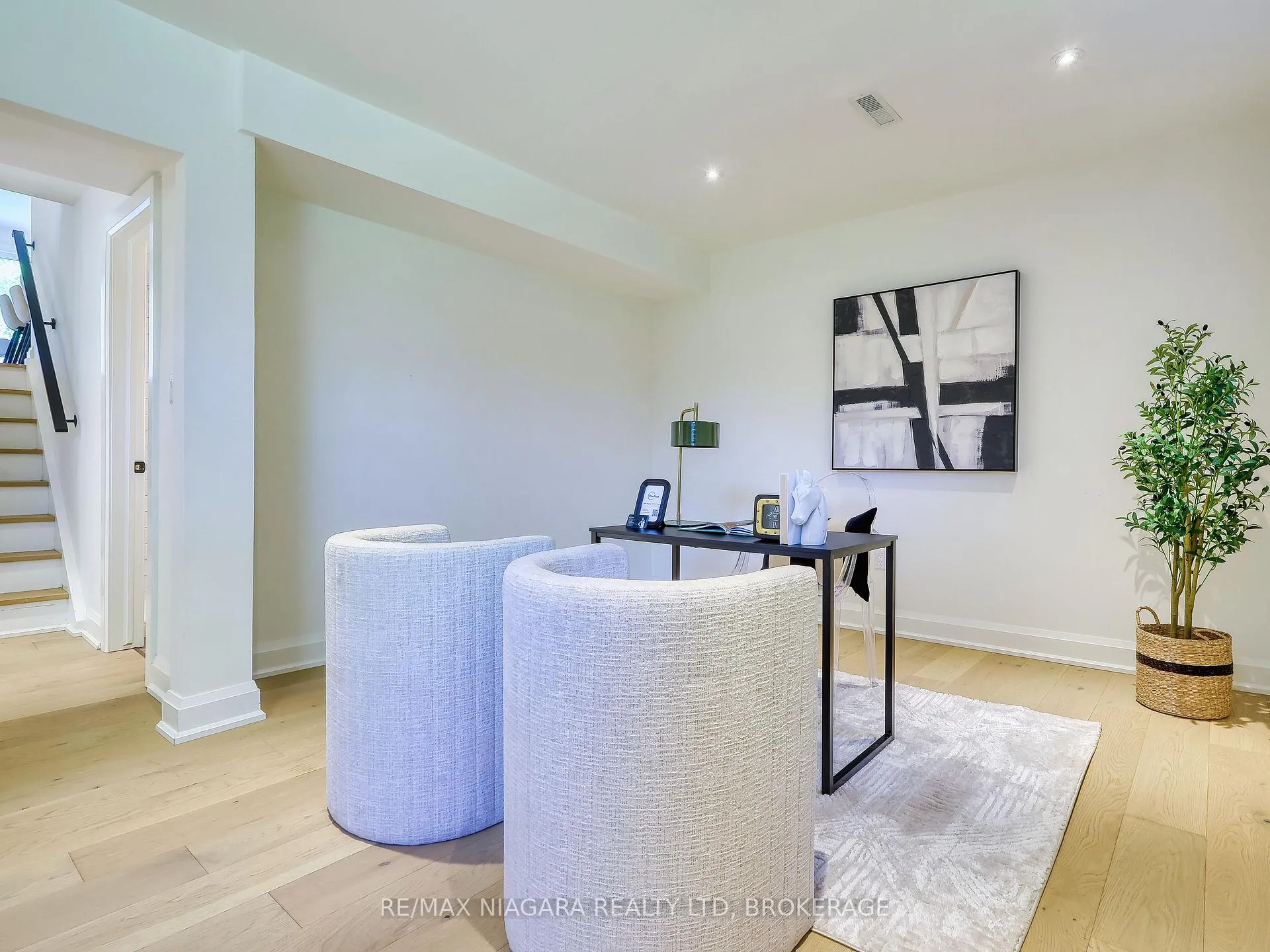 Photo 15 of 28 Silverdale Drive, St. Catharines, Vine/Linwell — HOMEH