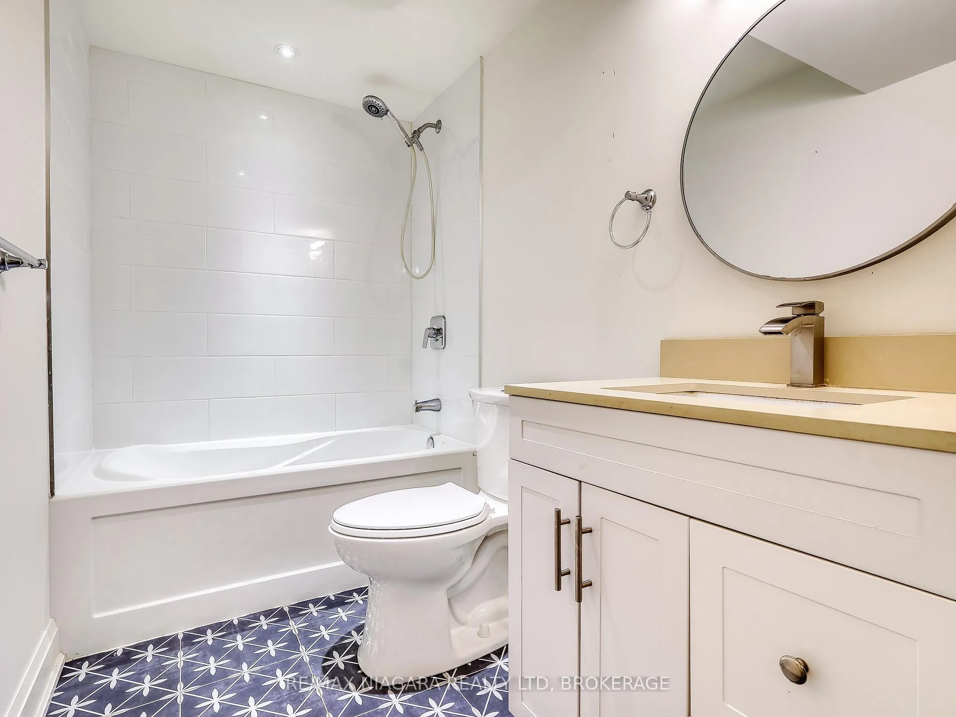Photo 22 of 28 Silverdale Drive, St. Catharines, Vine/Linwell — HOMEH