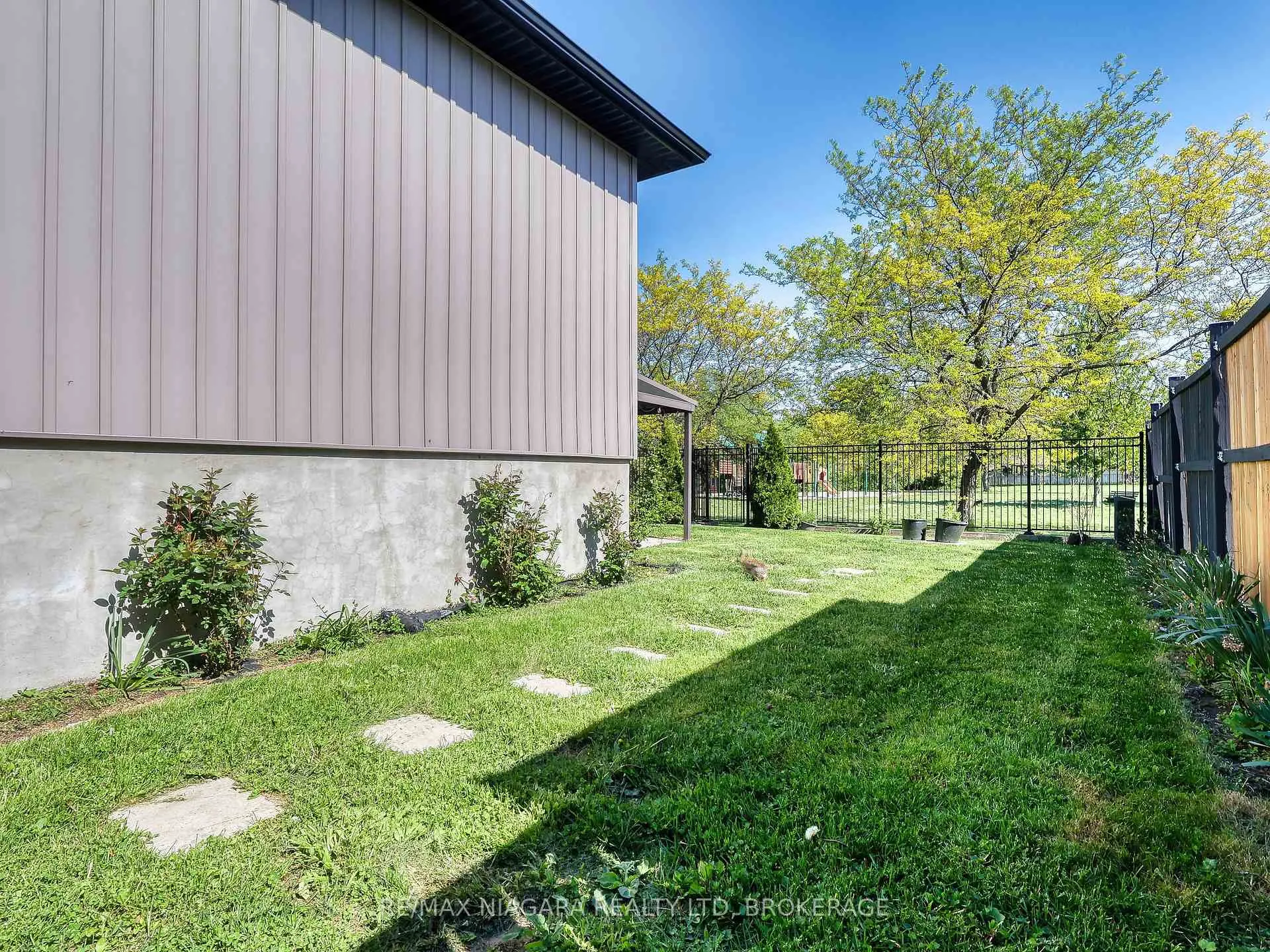 Photo 27 of 28 Silverdale Drive, St. Catharines, Vine/Linwell — HOMEH