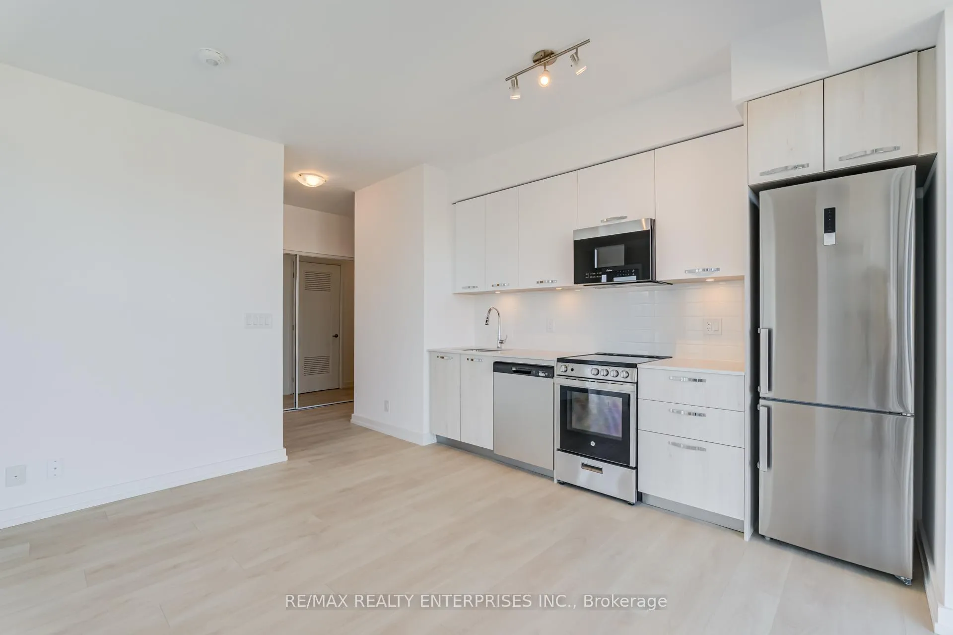 Photo 11 of Unit 2402, 75 James Street S, Hamilton, Corktown — HOMEH