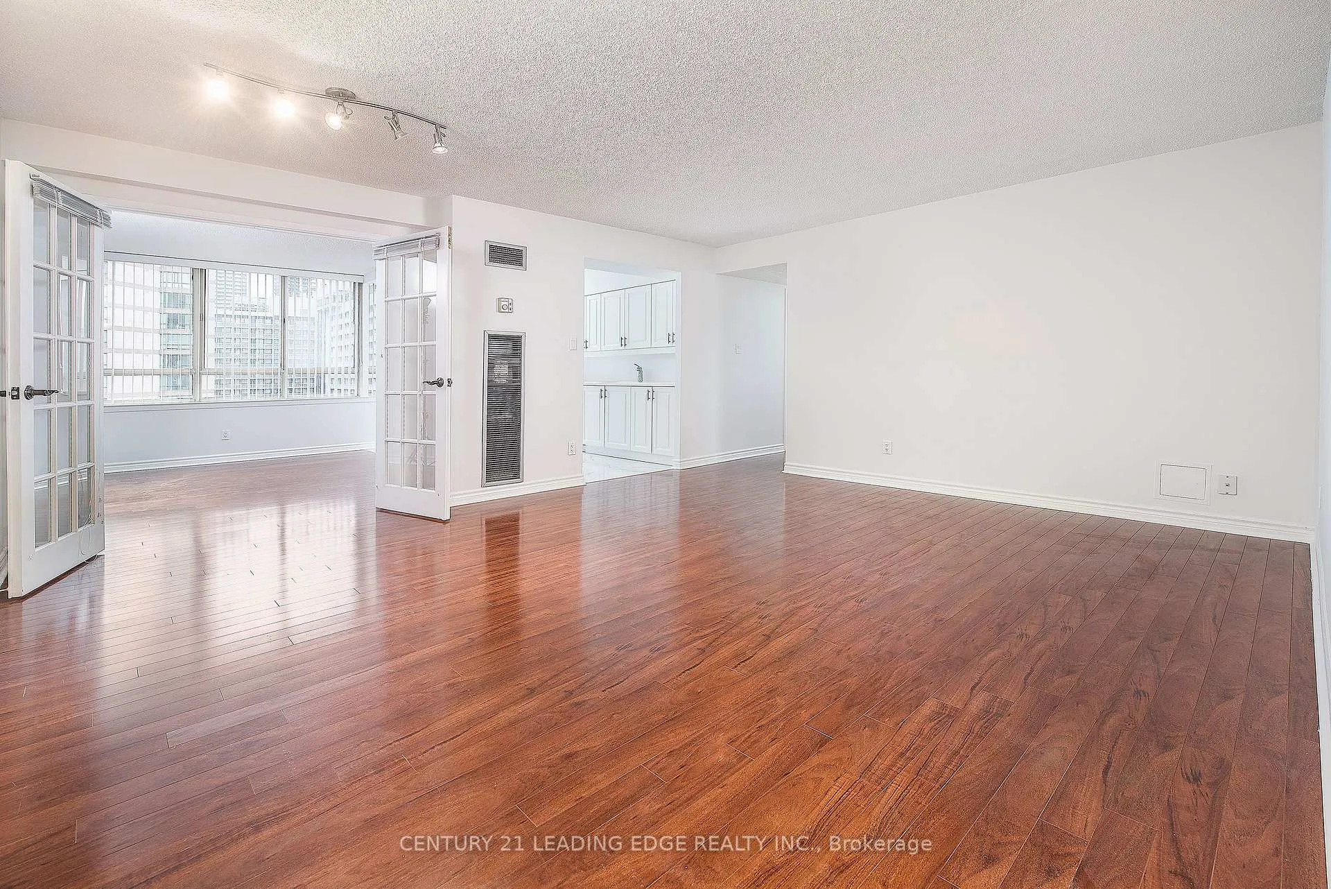 Photo 5 of Unit 2204, 633 Bay Street, Toronto, Bay Street Corridor — HOMEH
