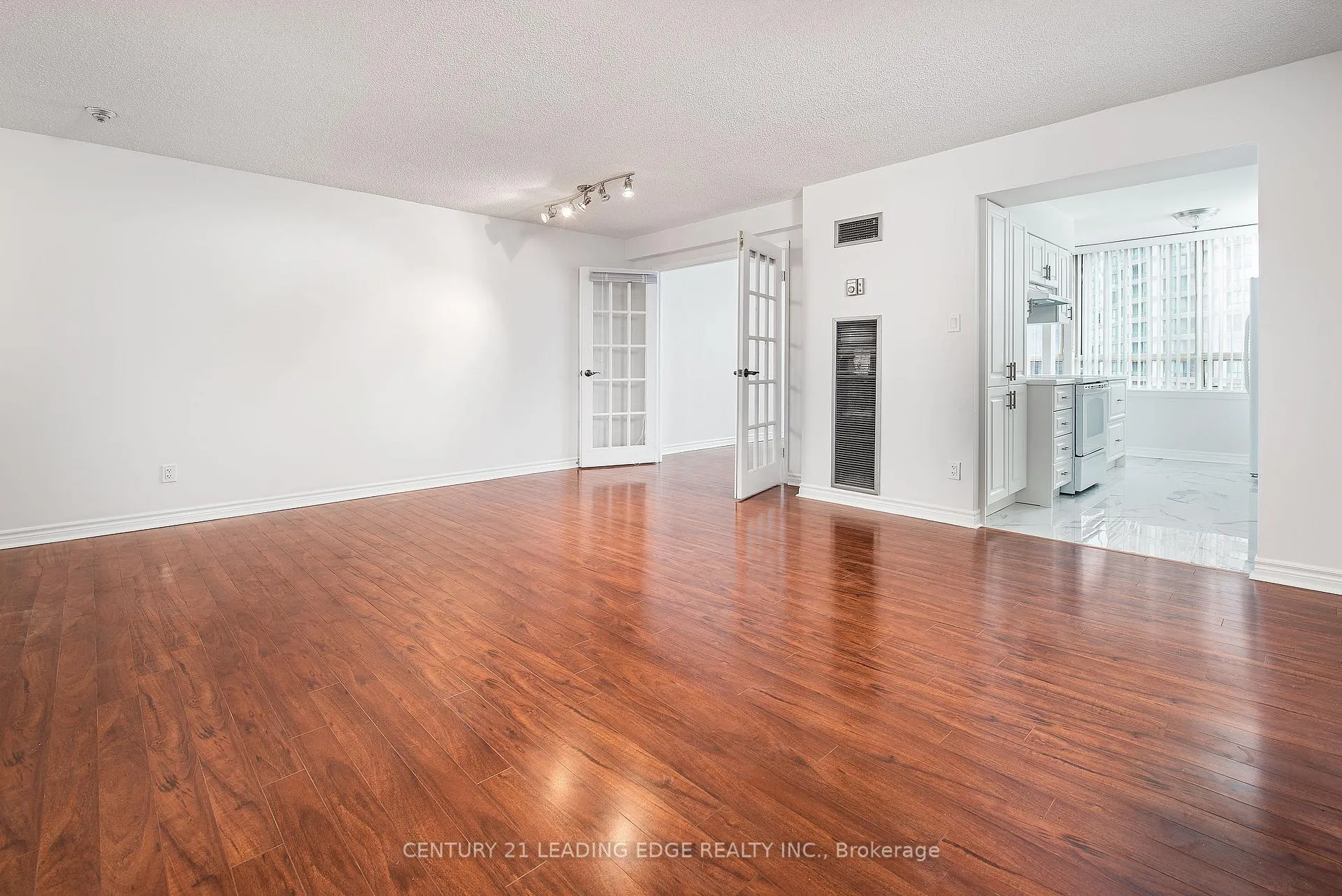 Photo 6 of Unit 2204, 633 Bay Street, Toronto, Bay Street Corridor — HOMEH