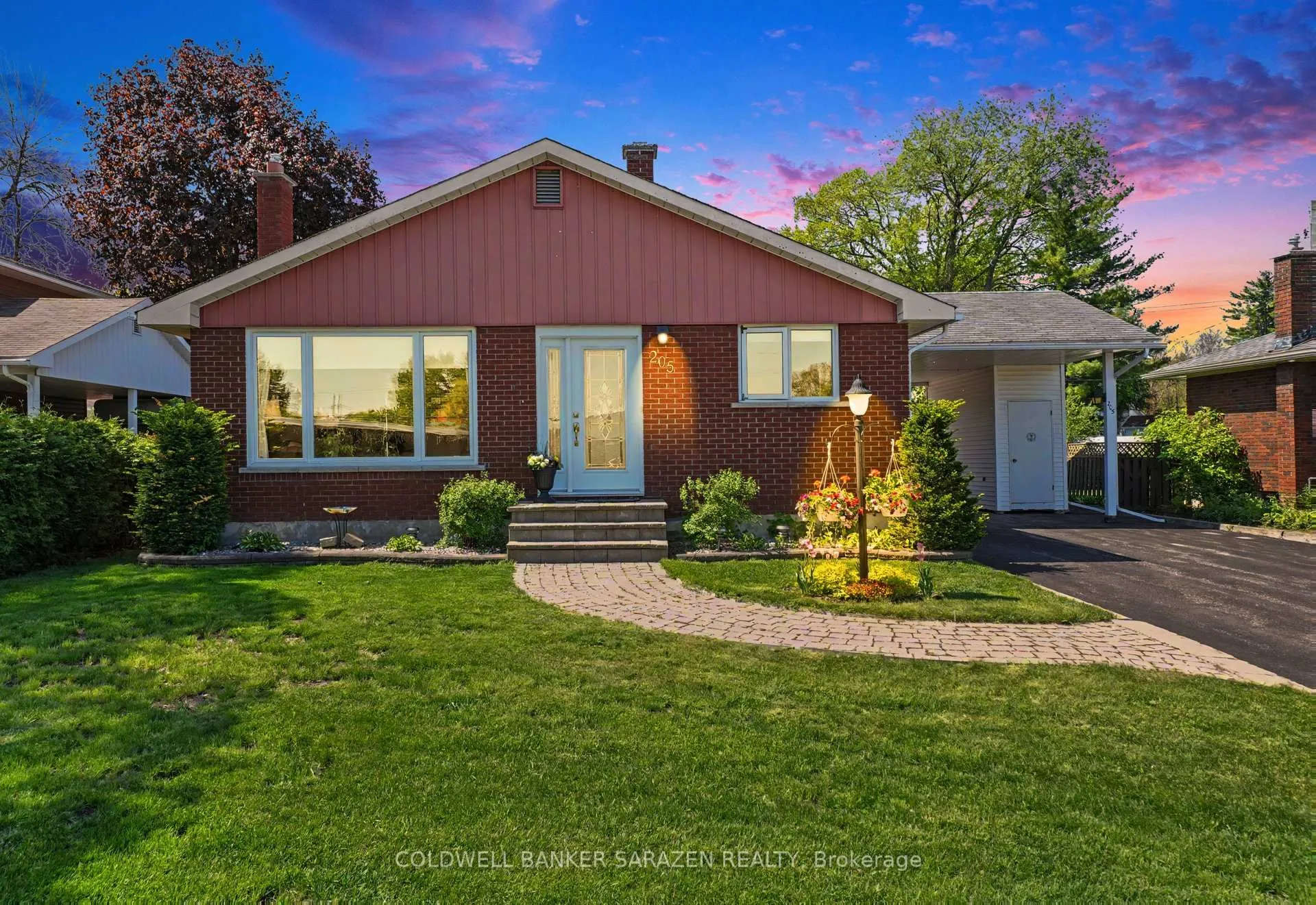 Photo 2 of 205 Airth Boulevard W, Renfrew — HOMEH
