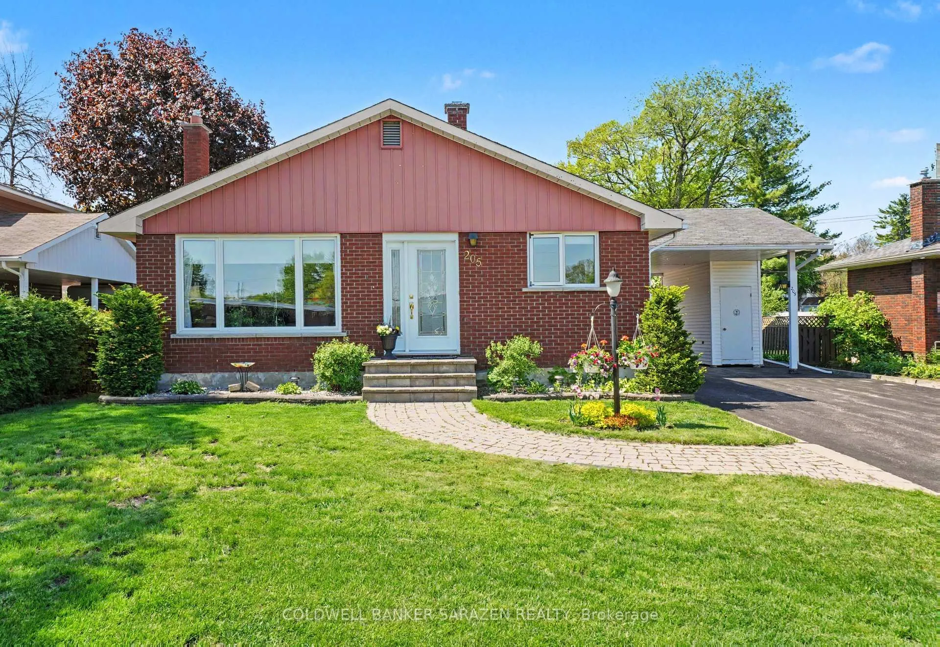Photo 4 of 205 Airth Boulevard W, Renfrew — HOMEH