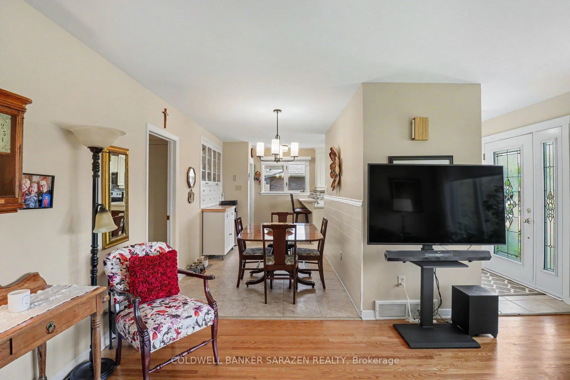 Photo 9 of 205 Airth Boulevard W, Renfrew — HOMEH