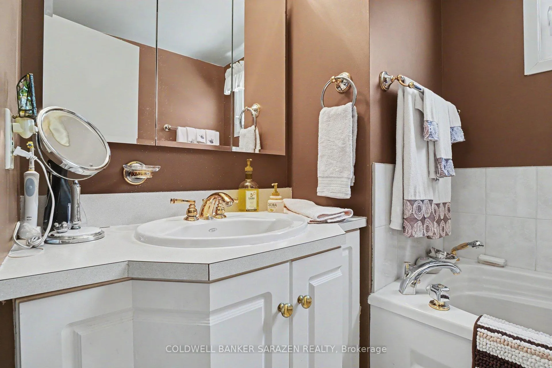 Photo 12 of 205 Airth Boulevard W, Renfrew — HOMEH