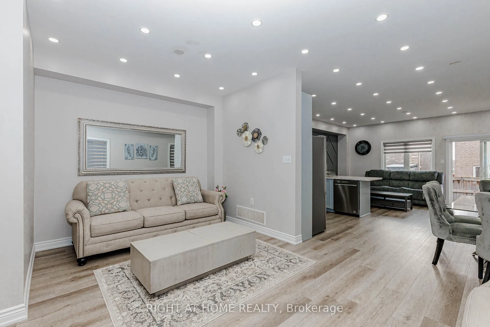 Photo 8 of 83 Crumlin Crescent, Brampton, Credit Valley — HOMEH