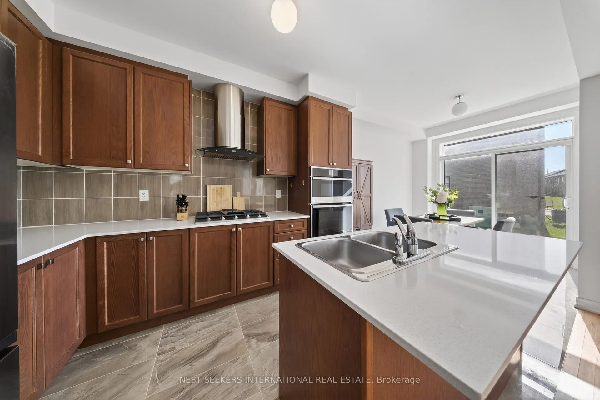 Photo 5 of 110 Hartington Street, Vaughan, Kleinburg — HOMEH