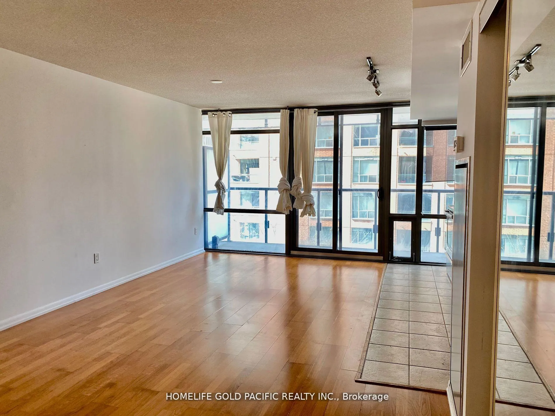Photo 4 of Unit 405, 37 Grosvenor Street, Toronto, Bay Street Corridor — HOMEH