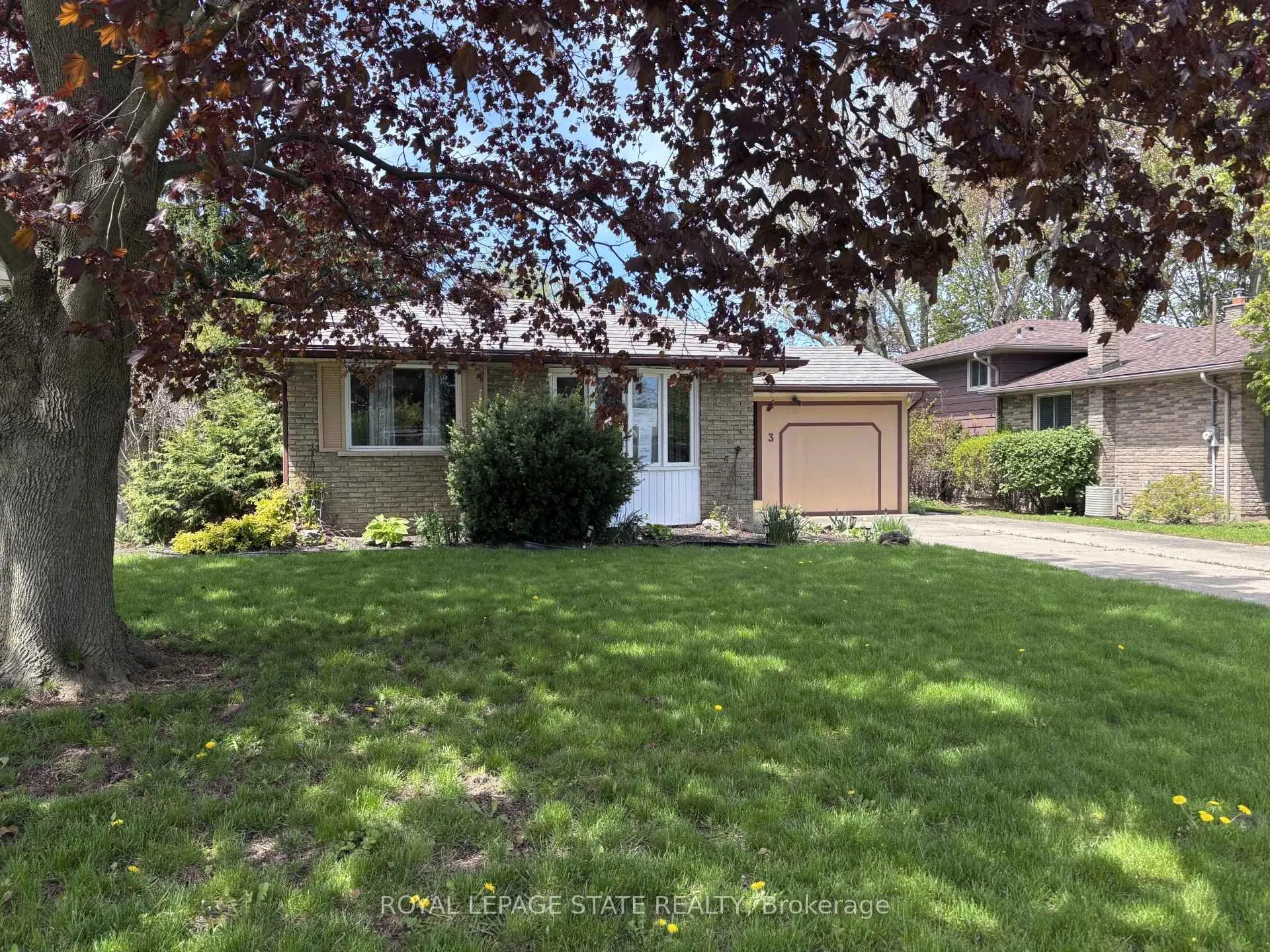 Photo 2 of 3 Governor Simcoe Drive, St. Catharines, Vine/Linwell — HOMEH
