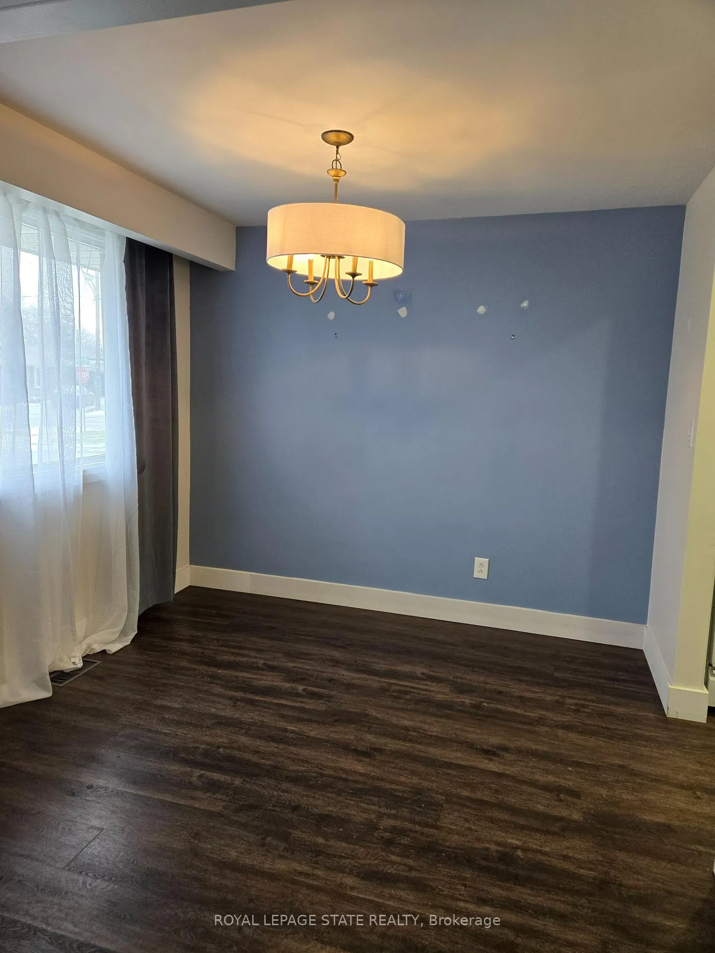 Photo 3 of 3 Governor Simcoe Drive, St. Catharines, Vine/Linwell — HOMEH