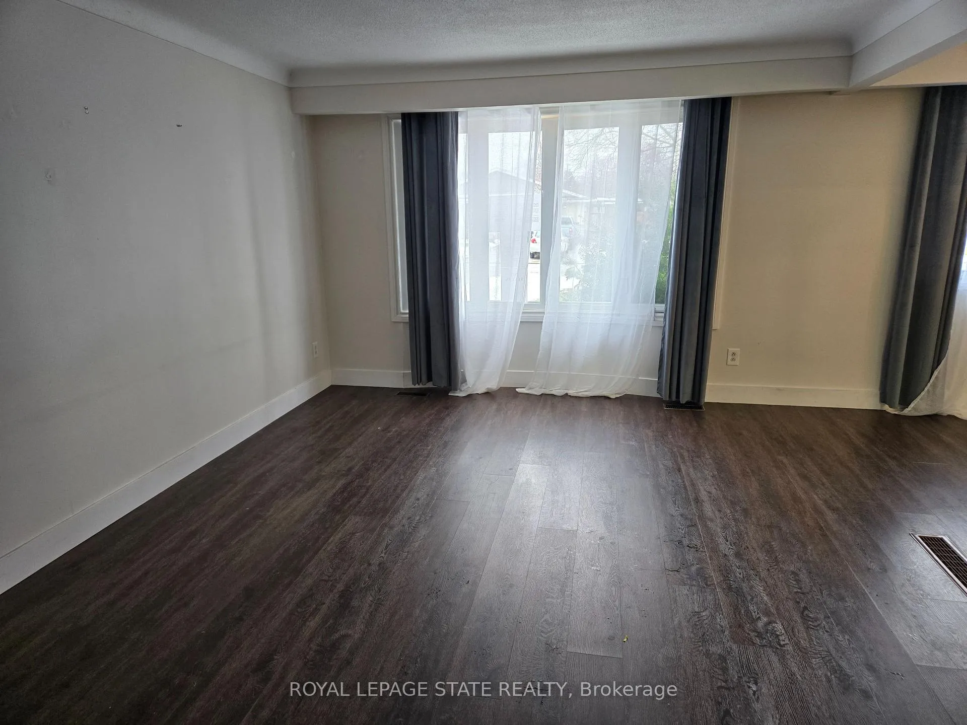 Photo 4 of 3 Governor Simcoe Drive, St. Catharines, Vine/Linwell — HOMEH