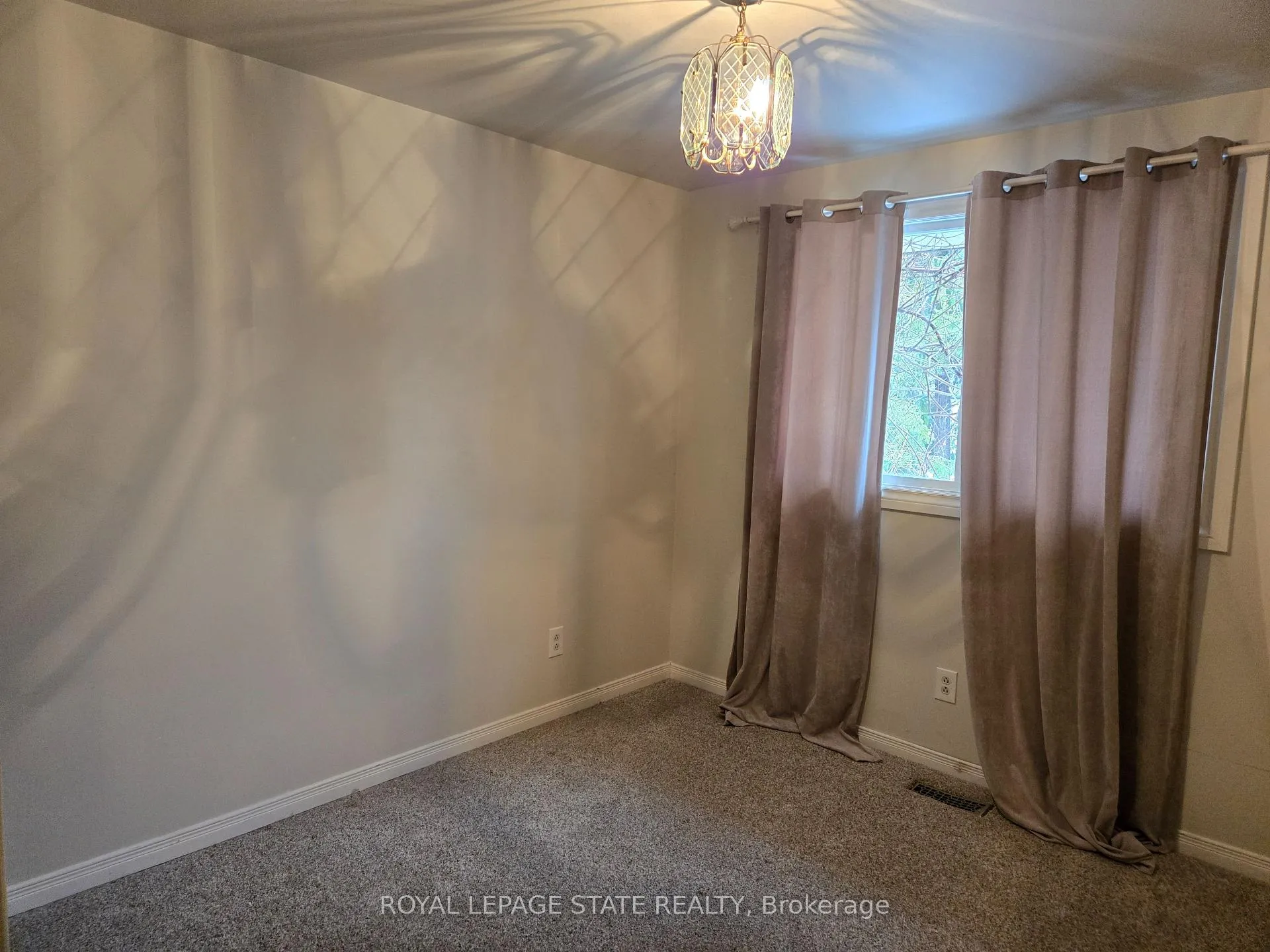 Photo 7 of 3 Governor Simcoe Drive, St. Catharines, Vine/Linwell — HOMEH