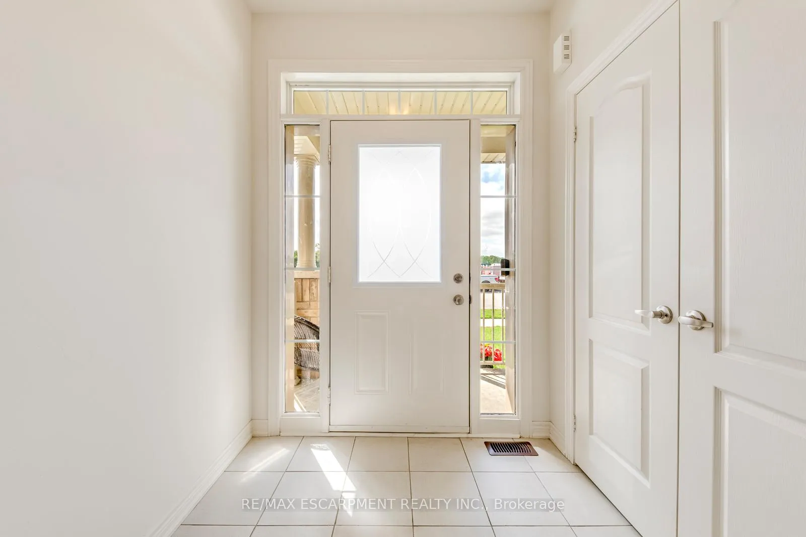 Photo 3 of 407 Skinner Road, Hamilton, Waterdown — HOMEH
